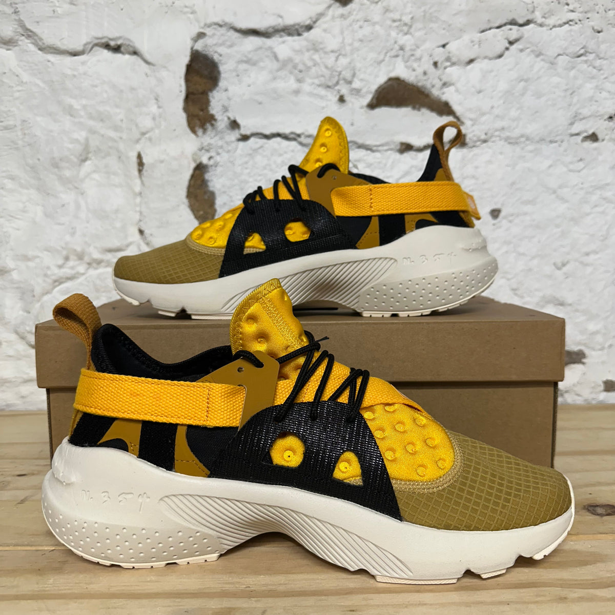 Nike Huarache Type Club Gold Sz 10 DS