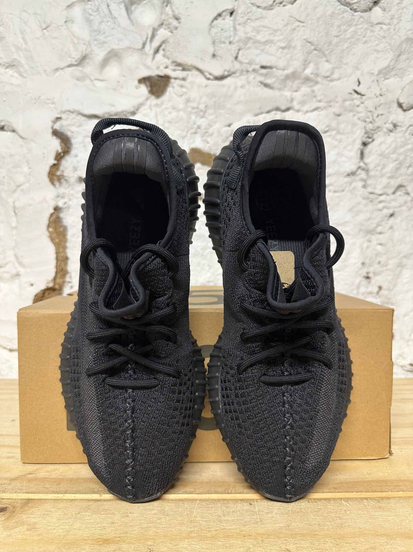 Yeezy 350 Onyx Sz 9 DS