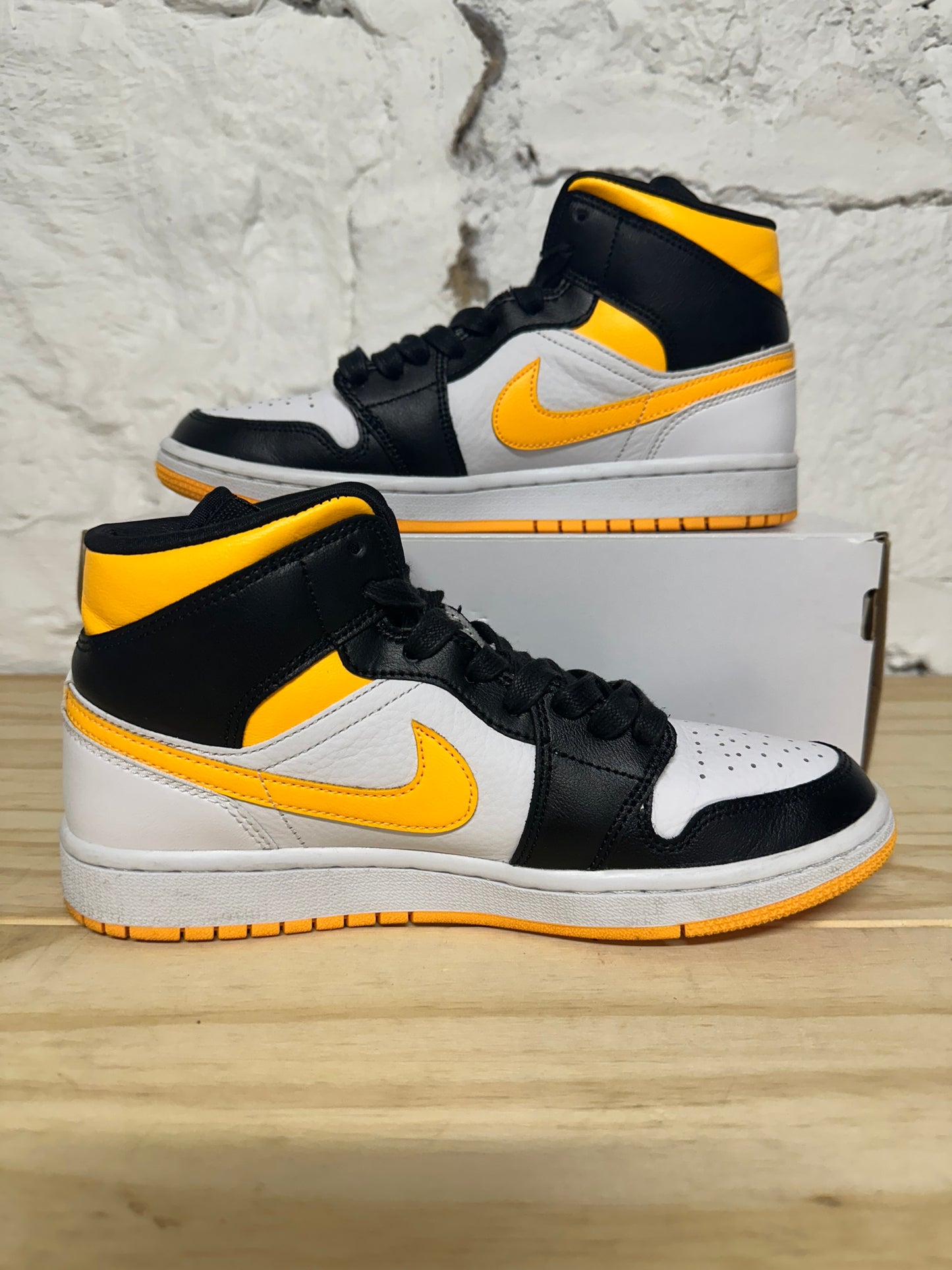 Air Jordan 1 Mid Laser Orange Black Sz 6.5 (8W)