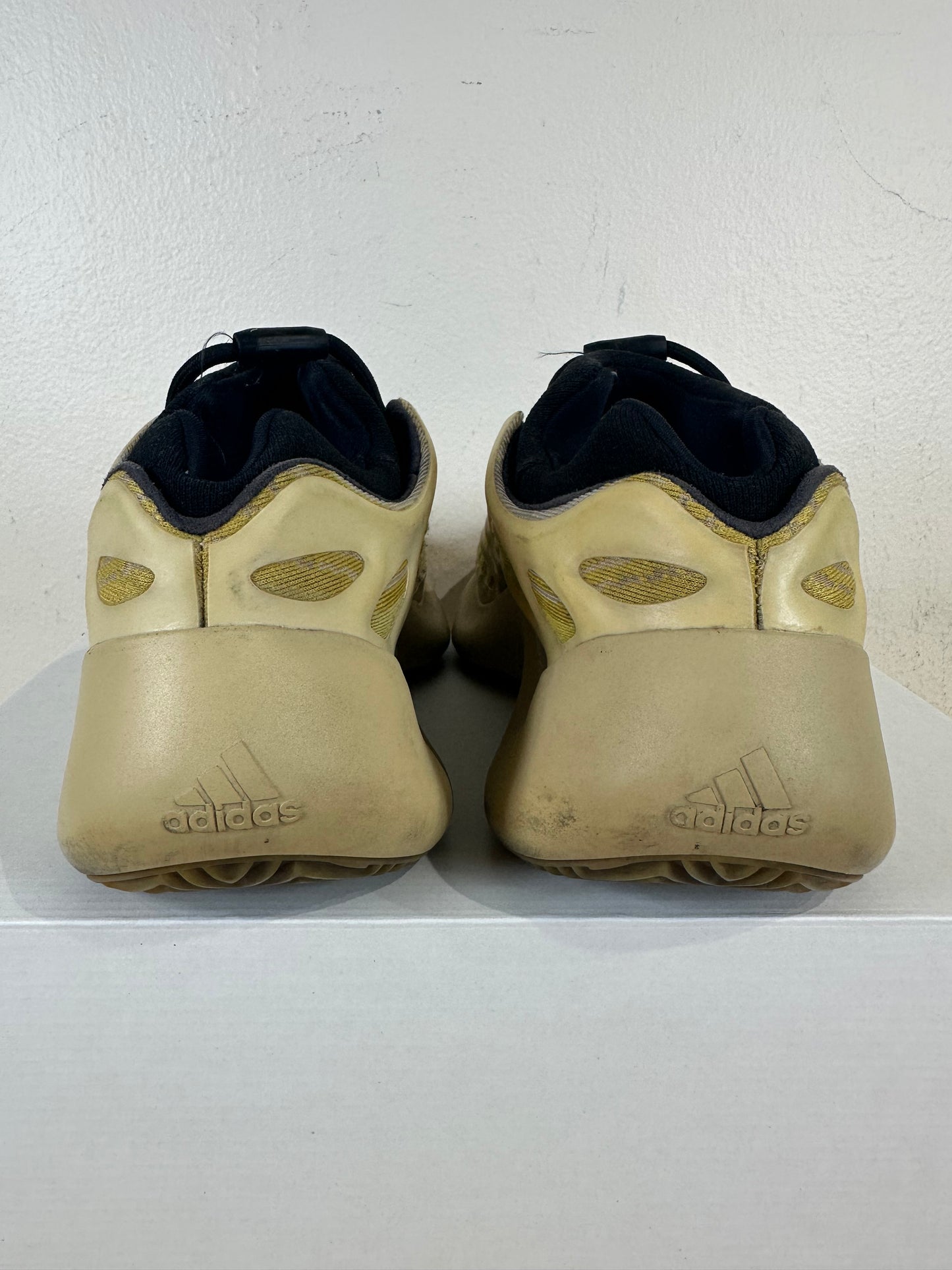 Yeezy 700 V3 Safflower Sz 11