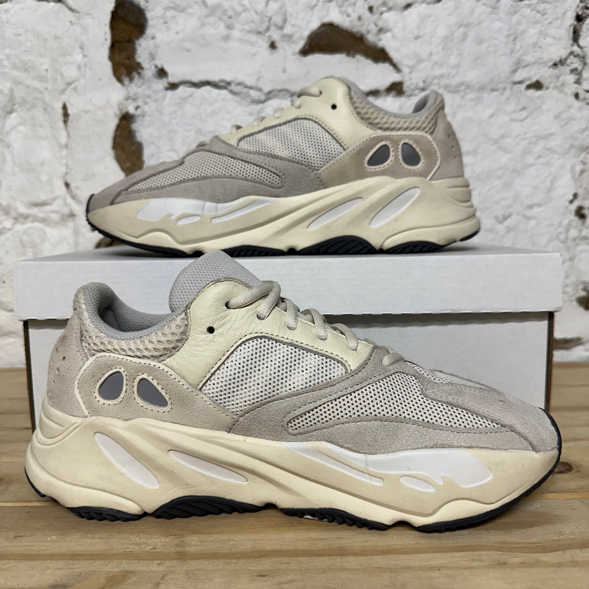Yeezy 700 Analog Sz 9