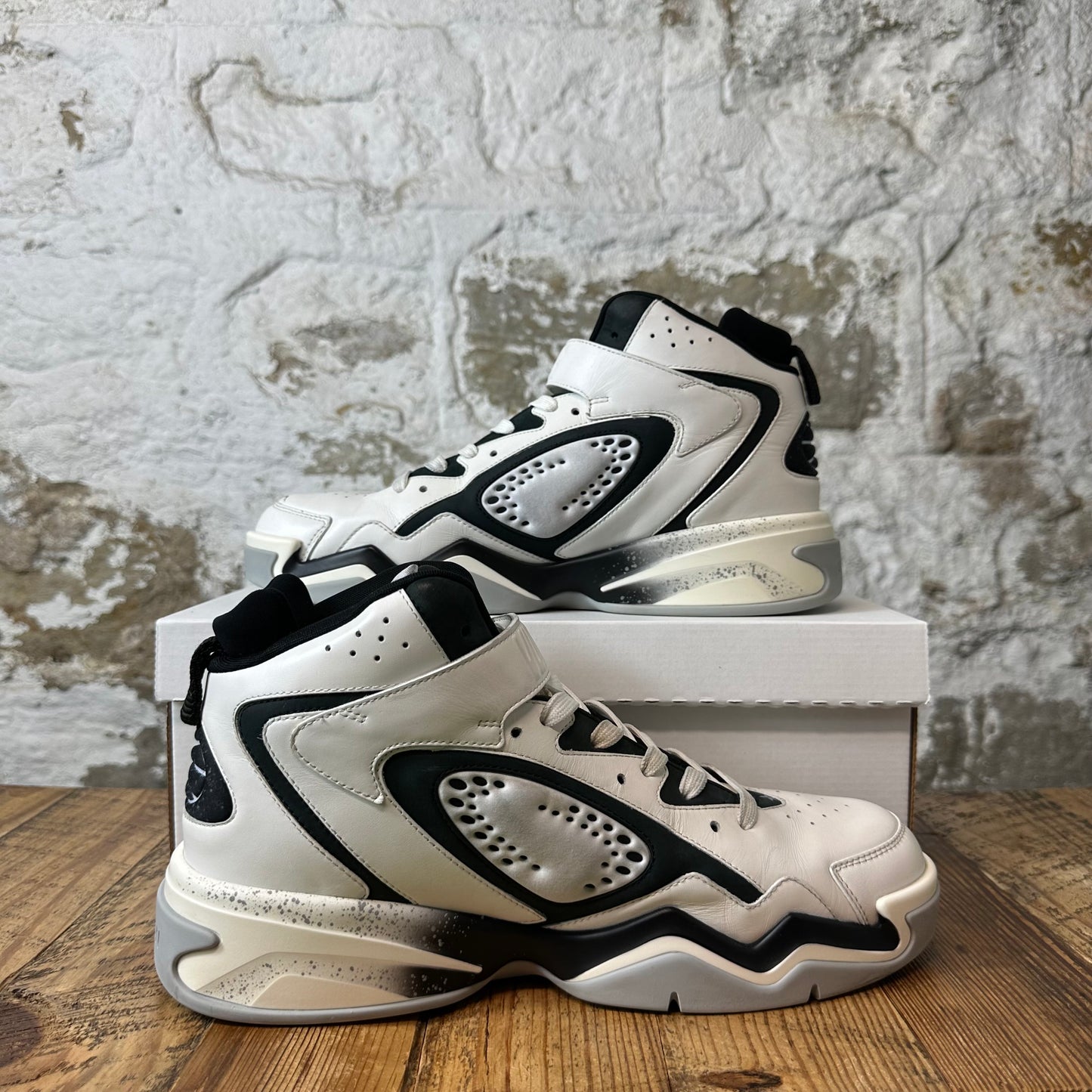 Louis Vuitton Black White Trainer 2 Sneaker Sz 9.5 (8LV)