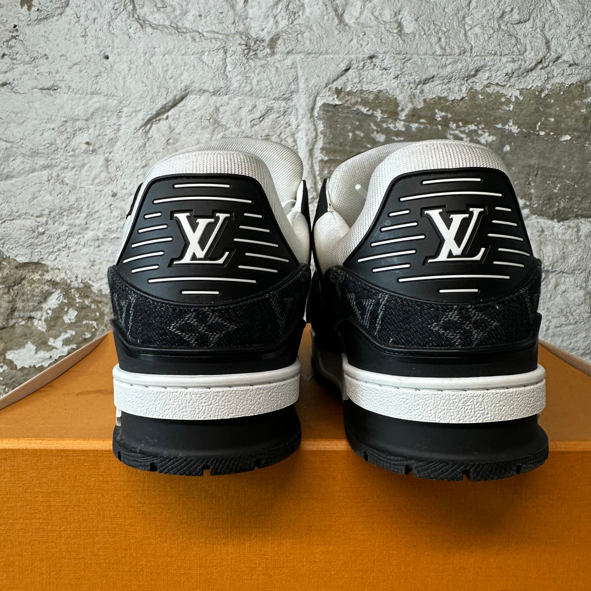 Louis Vuitton Black White Trainer Sneaker Sz 8.5 (7LV)