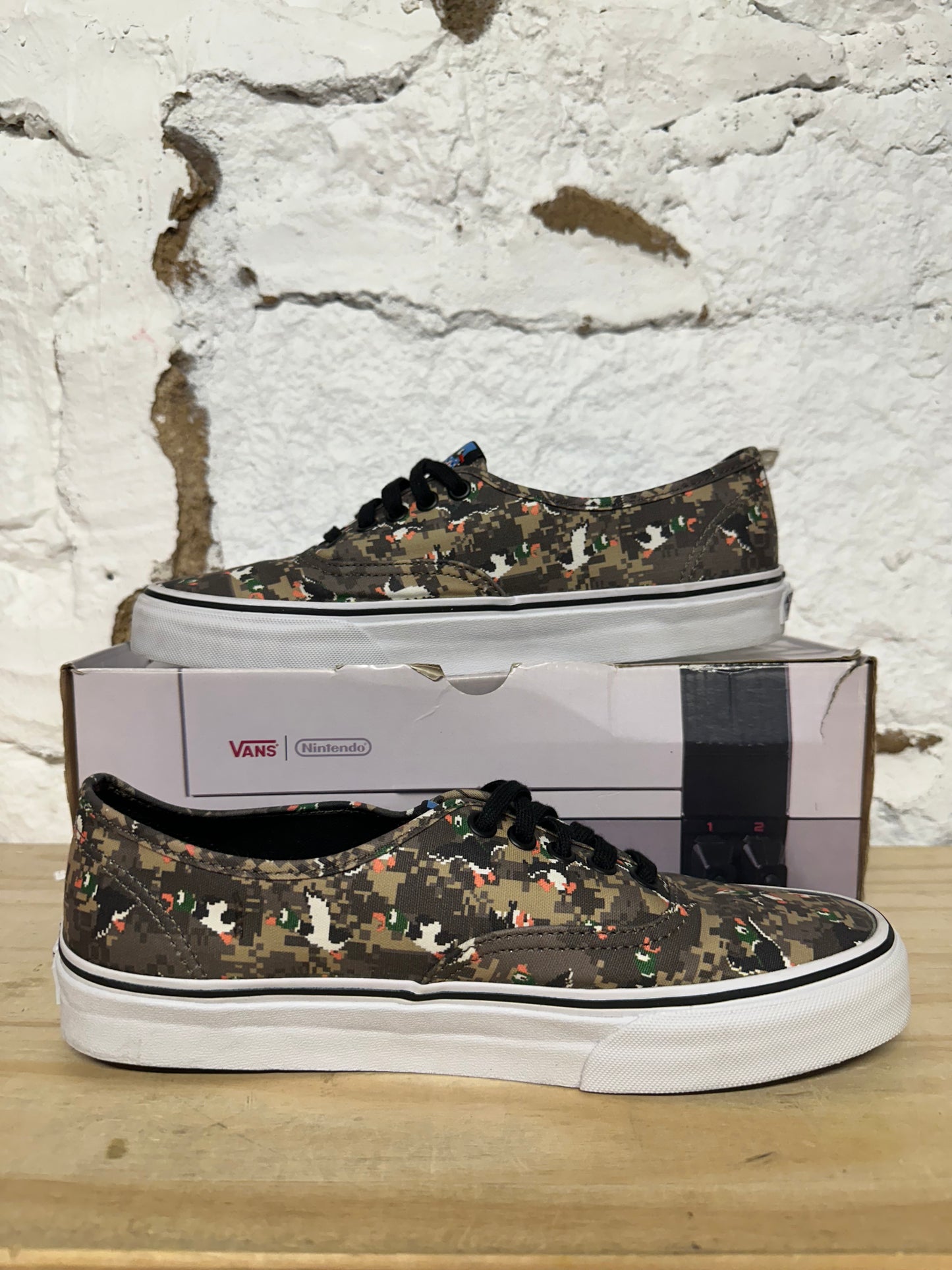 Vans Authenitc Nintendo Duck Hunt Sz 8.5