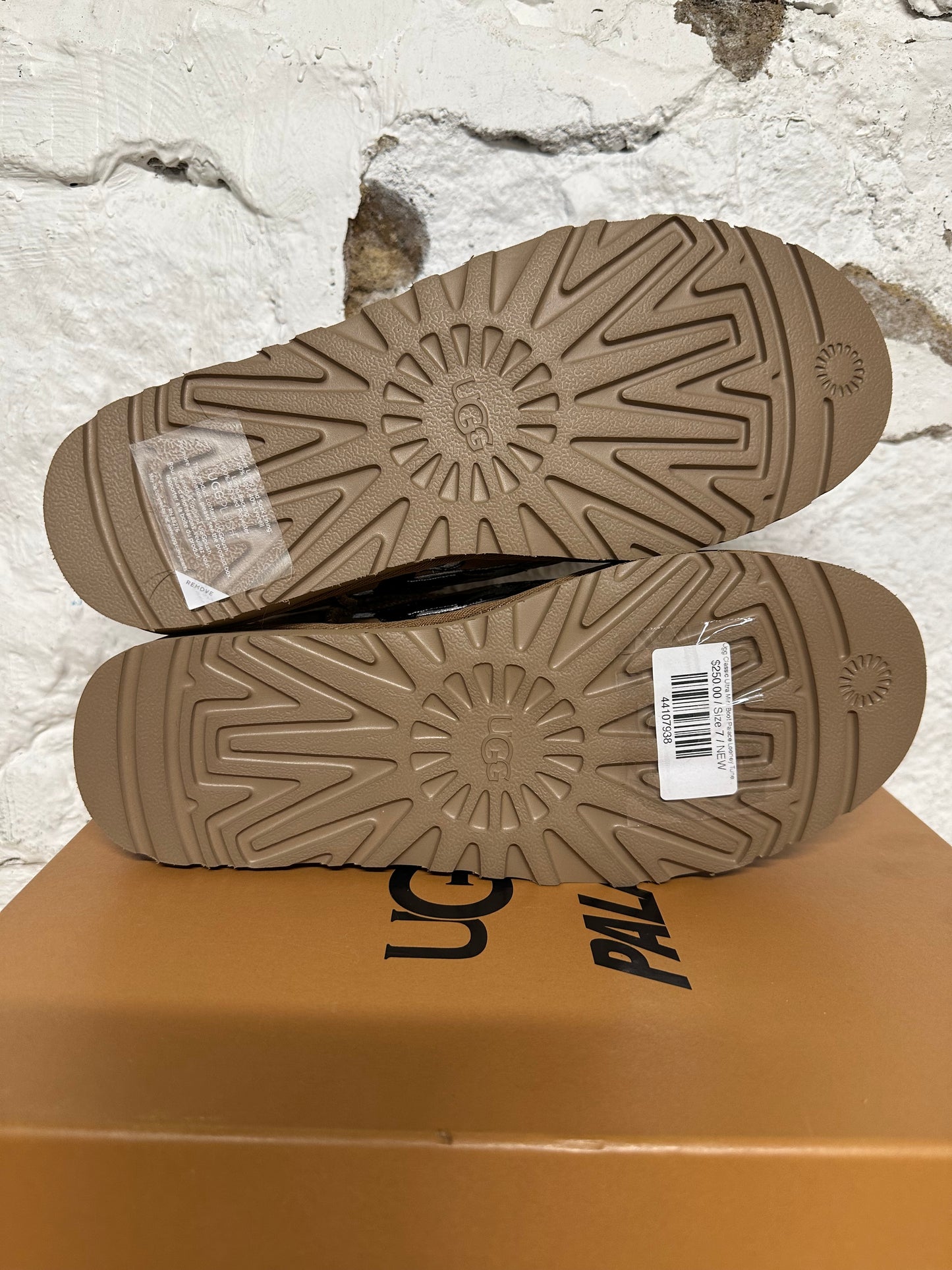 Ugg Classic Ultra Mini Boot Palace Looney Tunes Sz 7 DS
