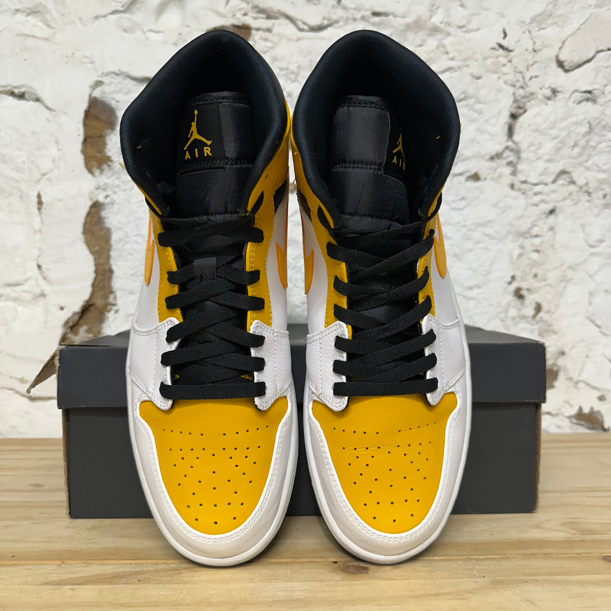 Air Jordan 1 Mid Univeristy Gold Sz 11.5