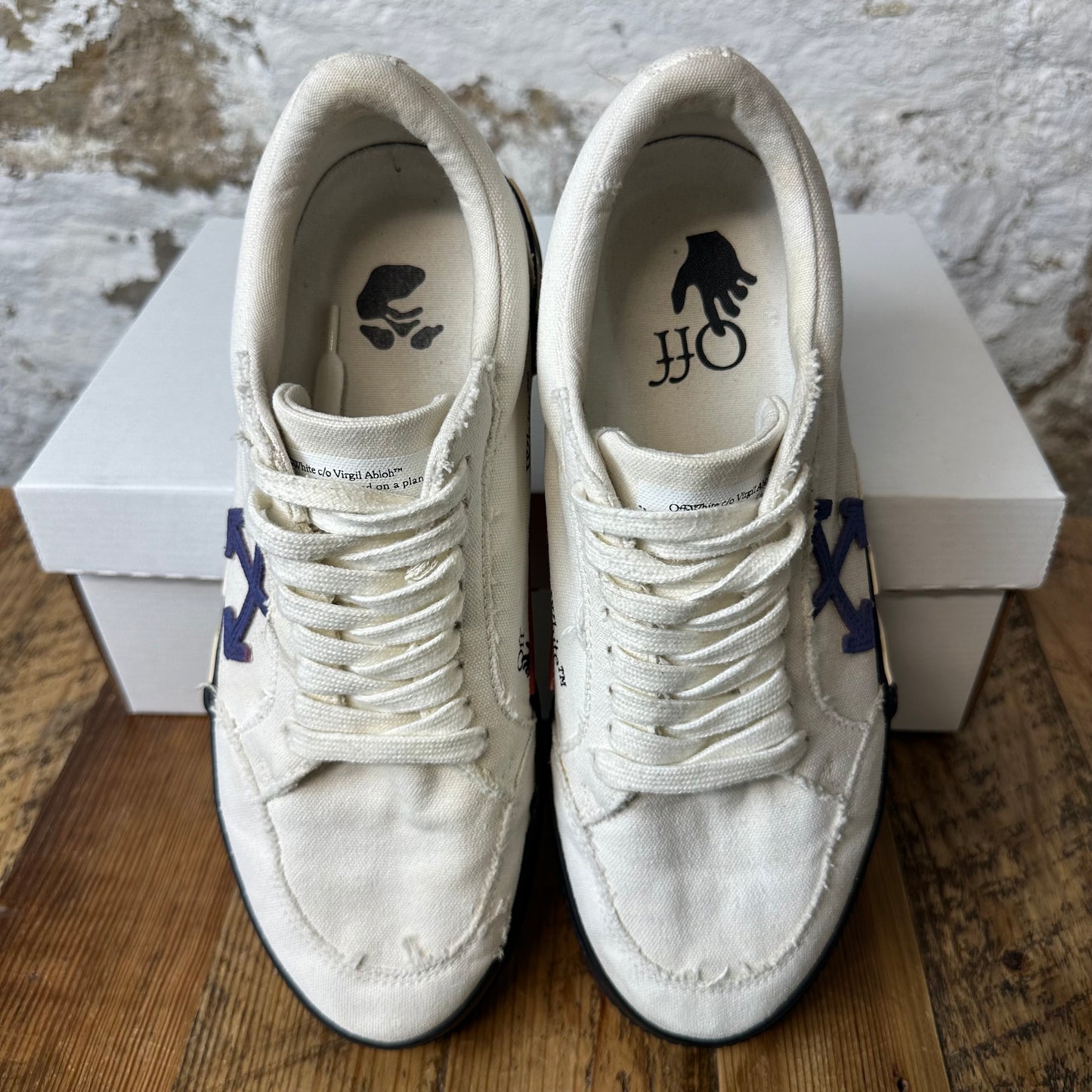 Off White Vulc White Blue Arrows Sz 9 (42) No Box
