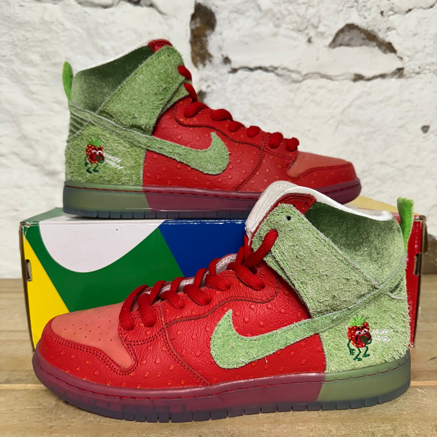 Nike SB Dunk High Strawberry Cough Sz 9 DS