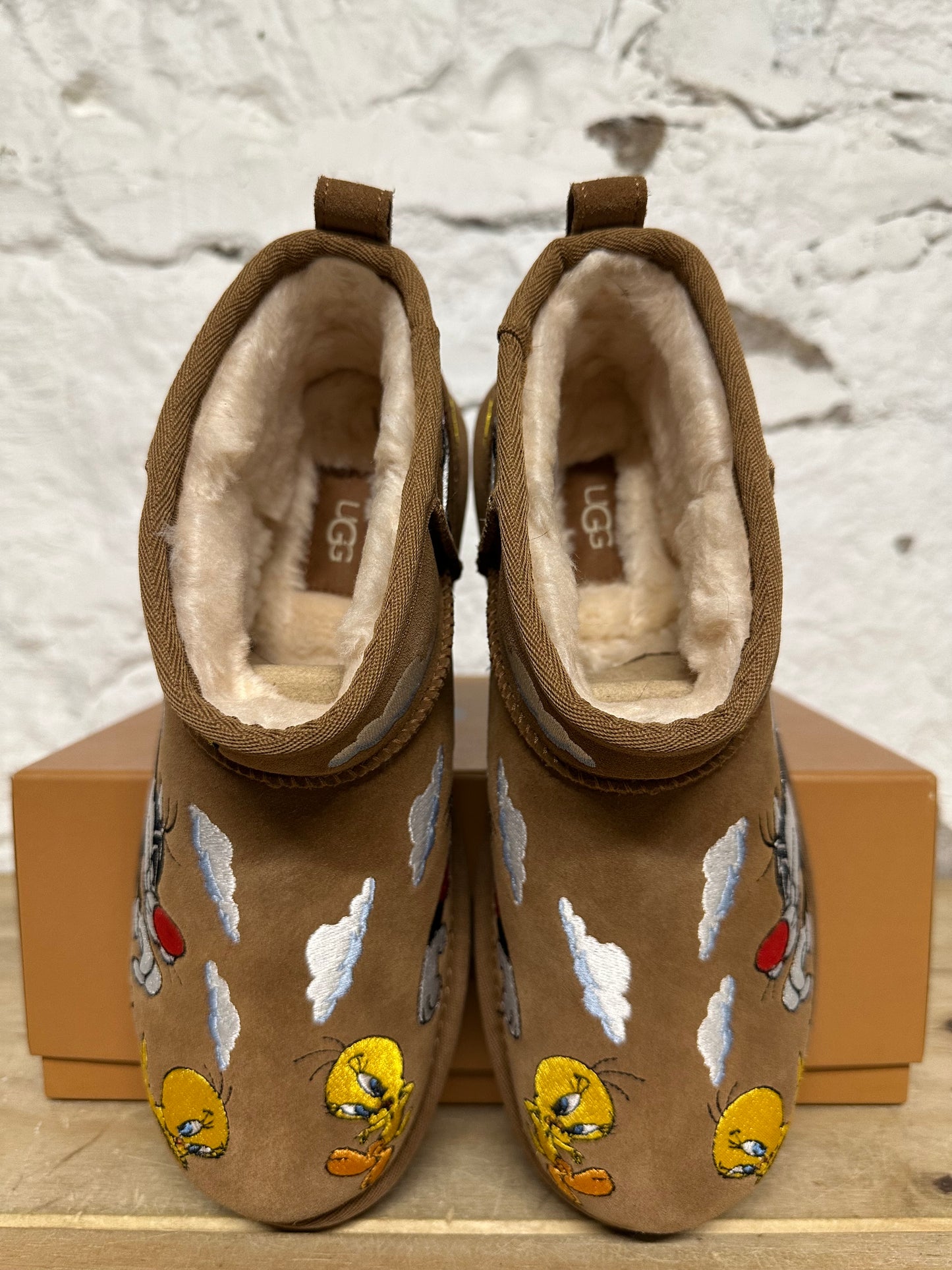 Ugg Classic Ultra Mini Boot Palace Looney Tunes Sz 7 DS