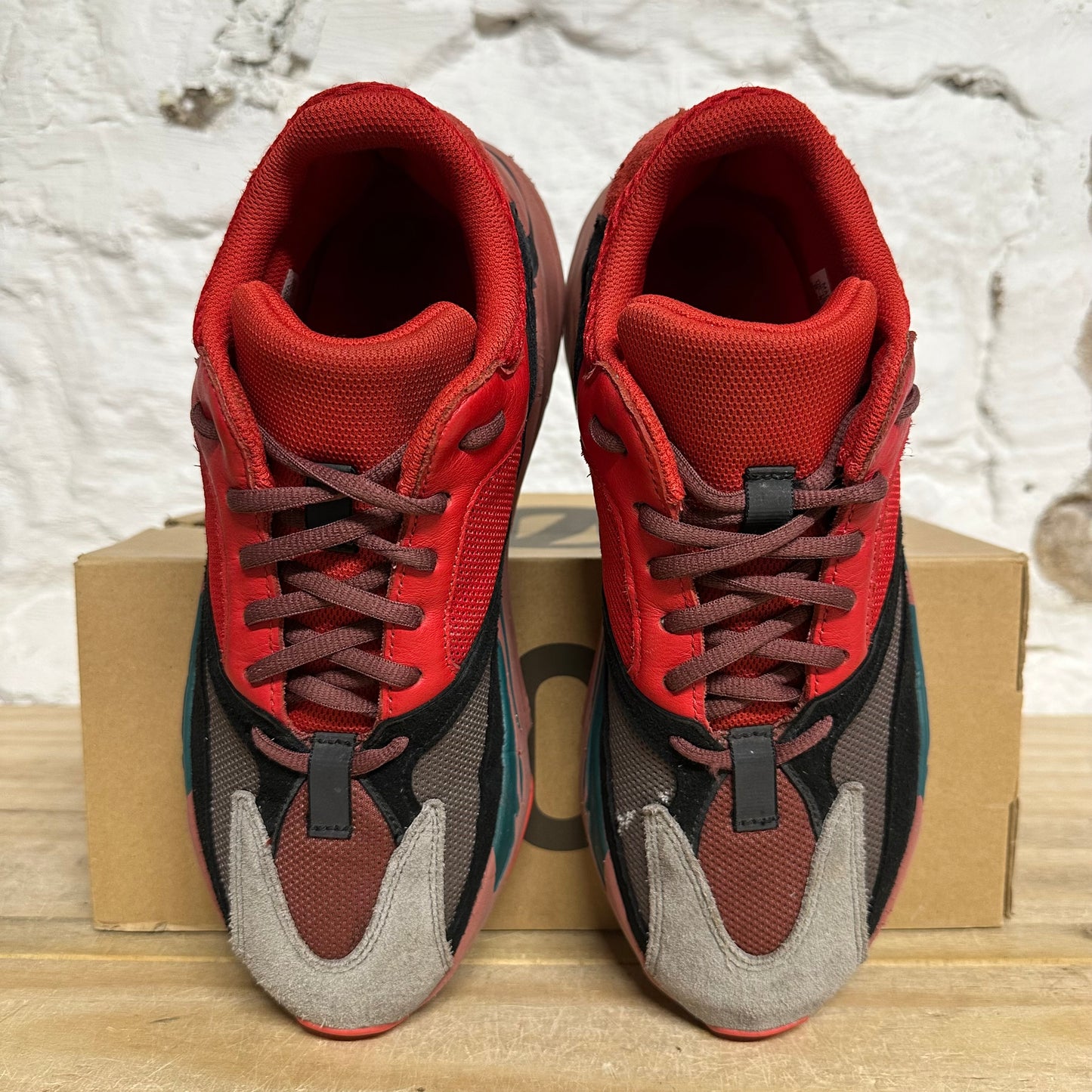 Yeezy 700 Hi Res Red Sz 9