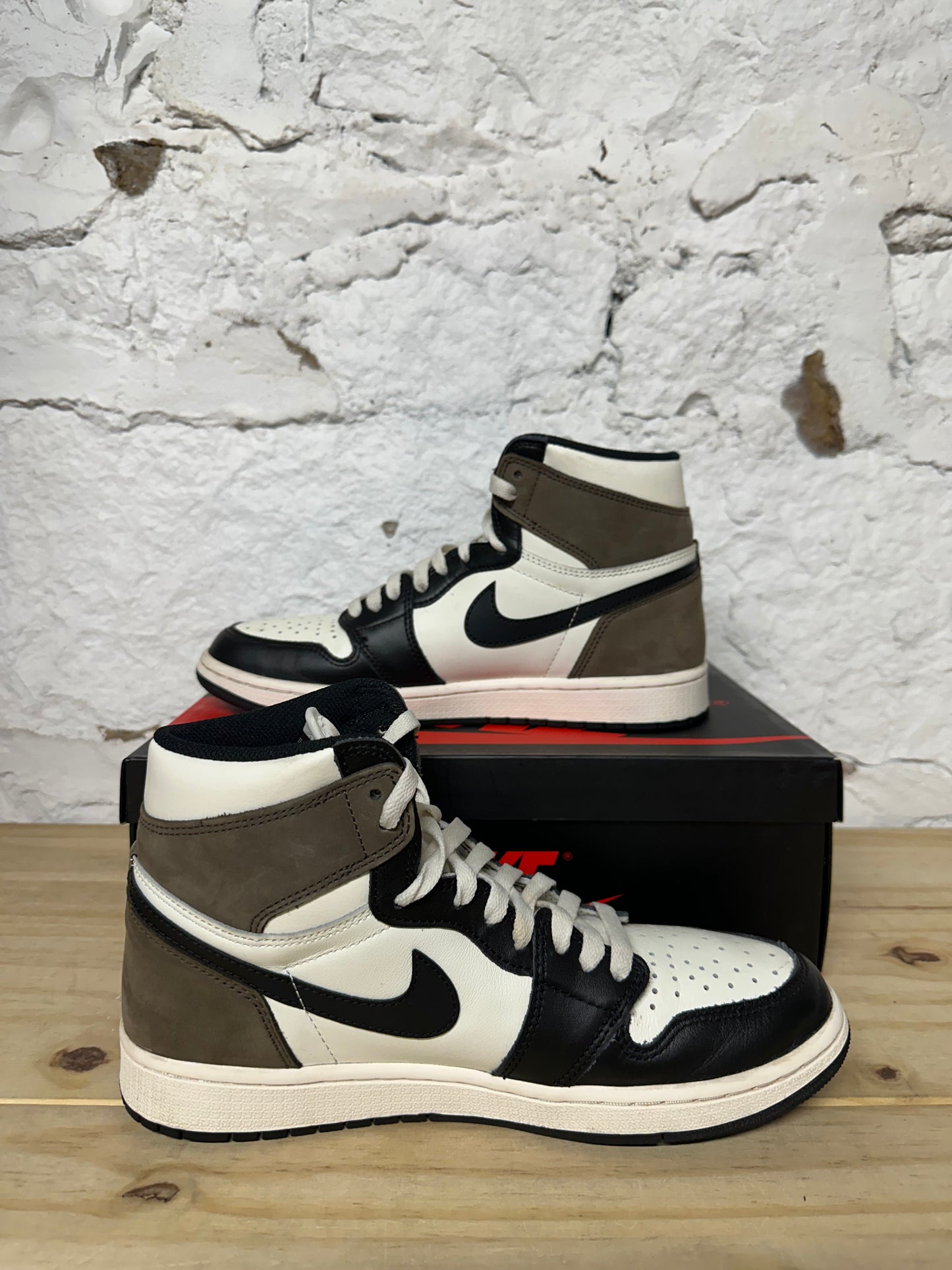 Air Jordan 1 Mocha Sz 9.5