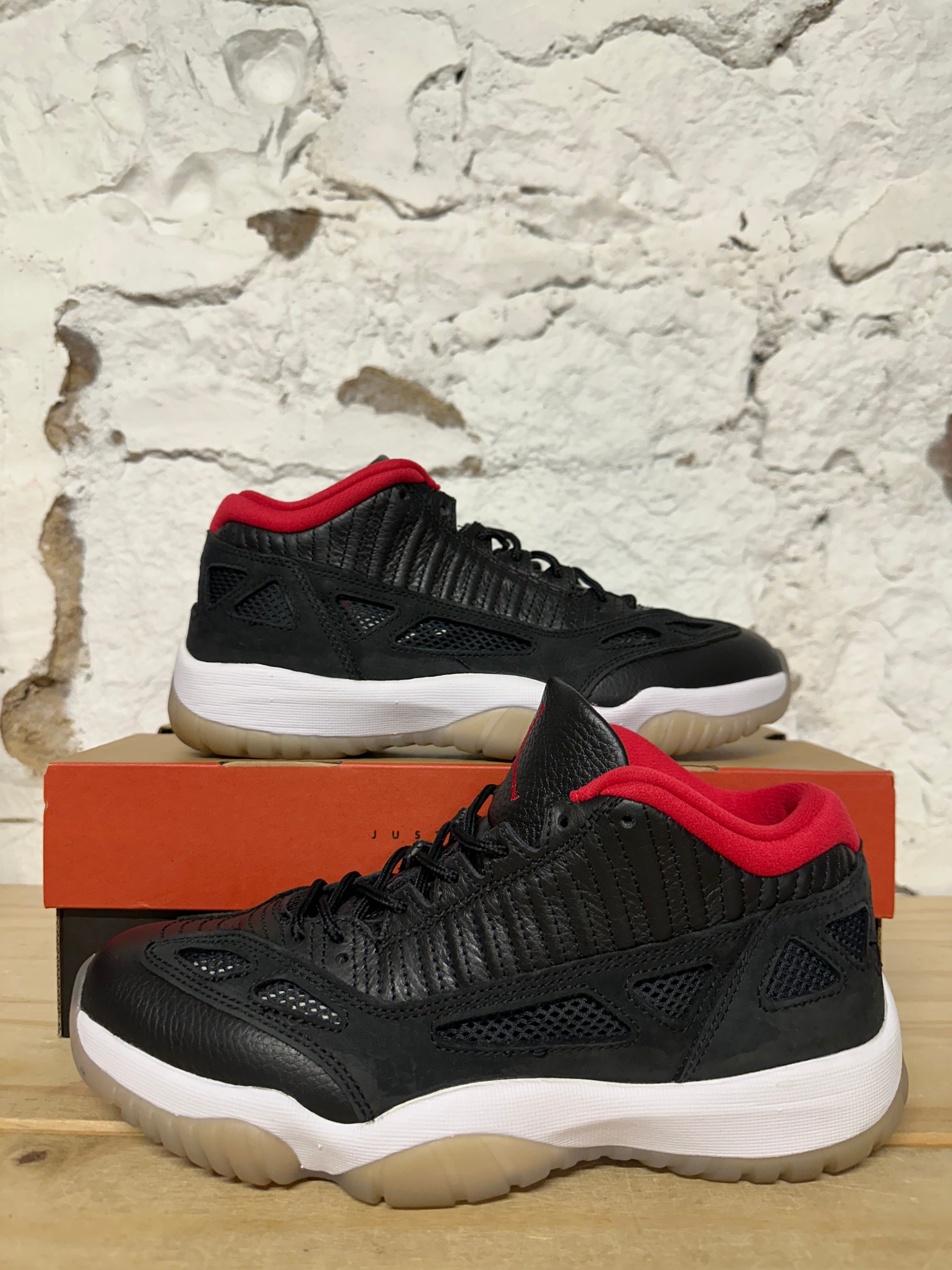 Air Jordan 11 Low IE Bred Sz 8.5