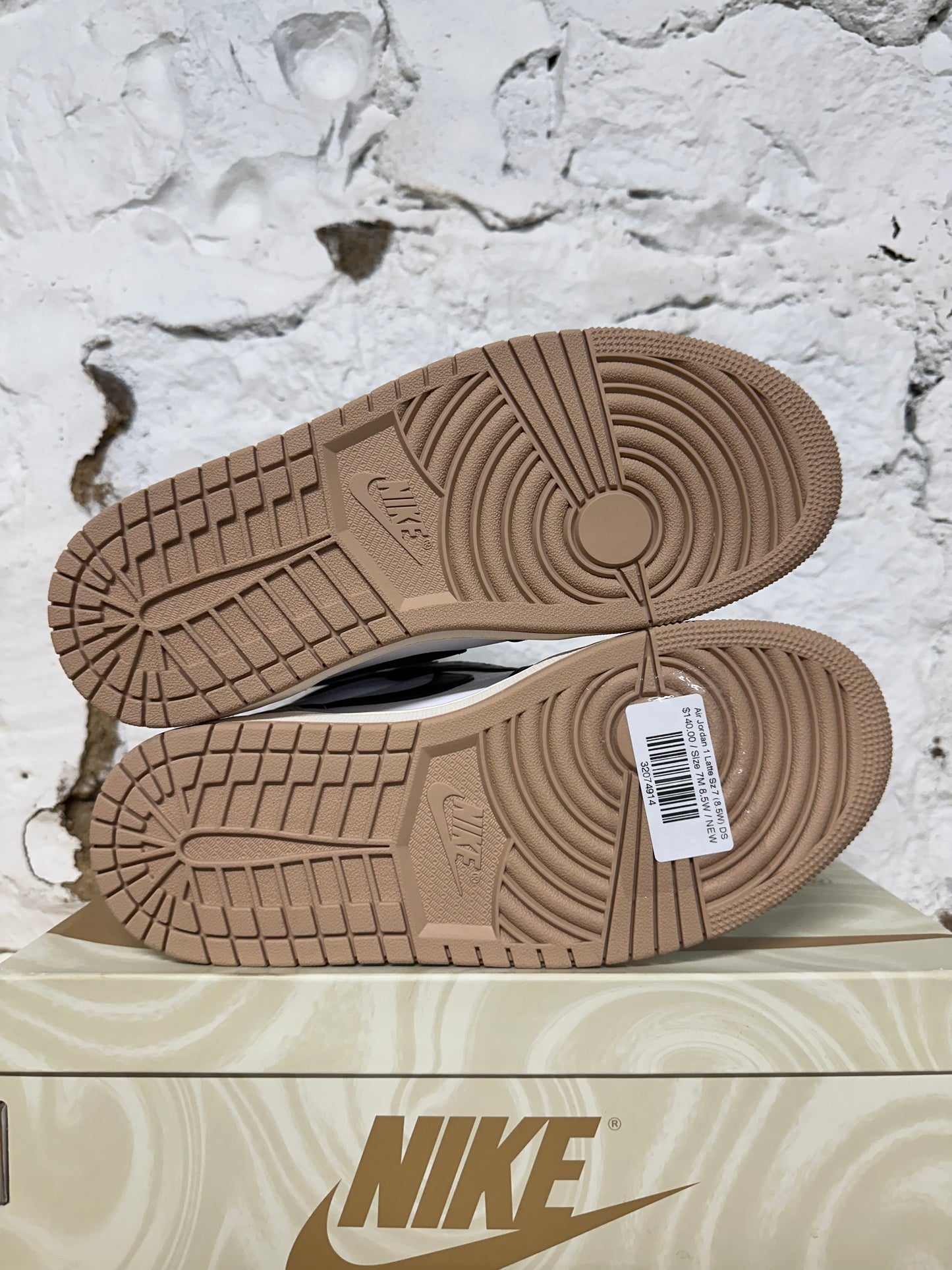 Air Jordan 1 Latte Sz 7 (8.5W) DS