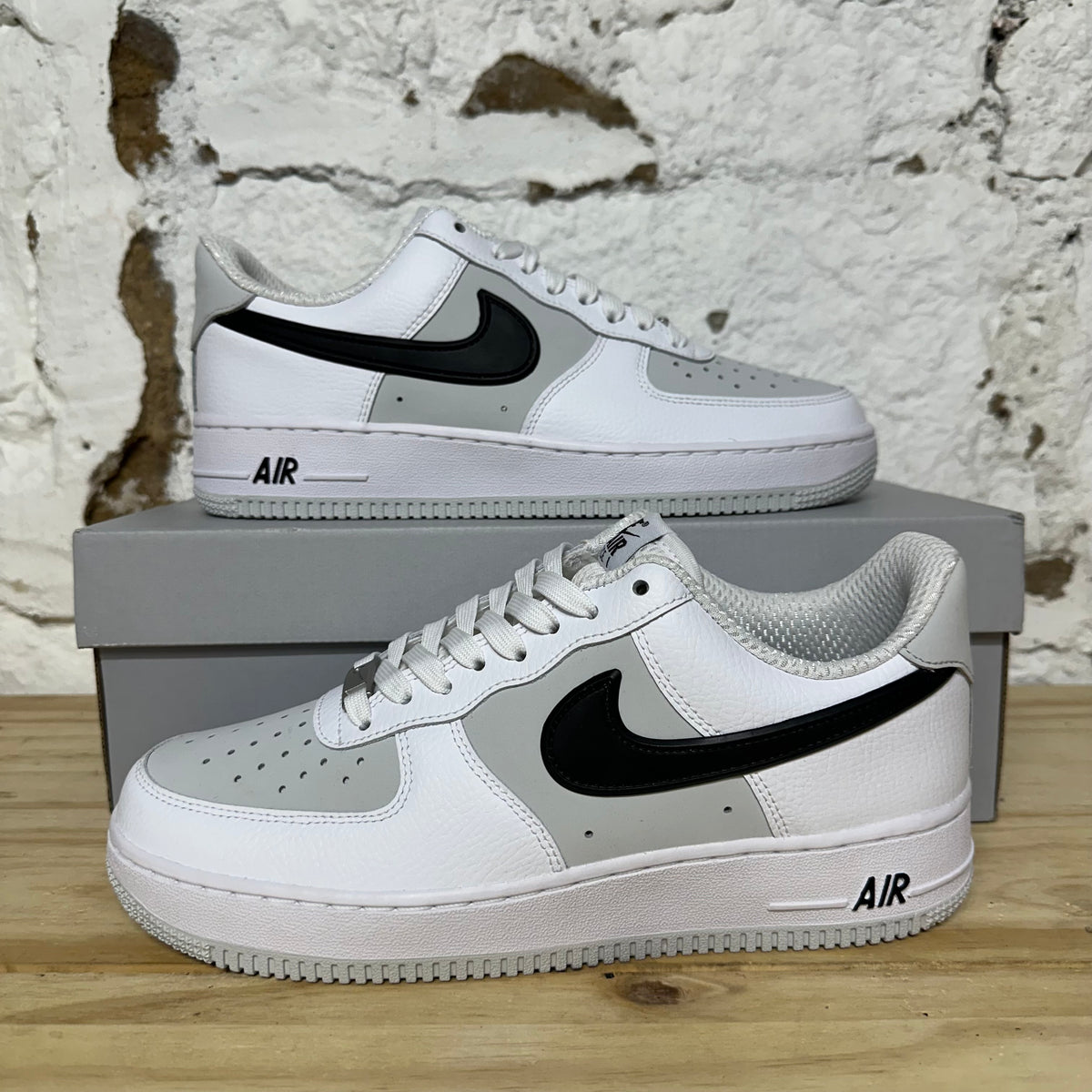 Nike Air Force 1 White Photon Dust Black Sz 8 DS