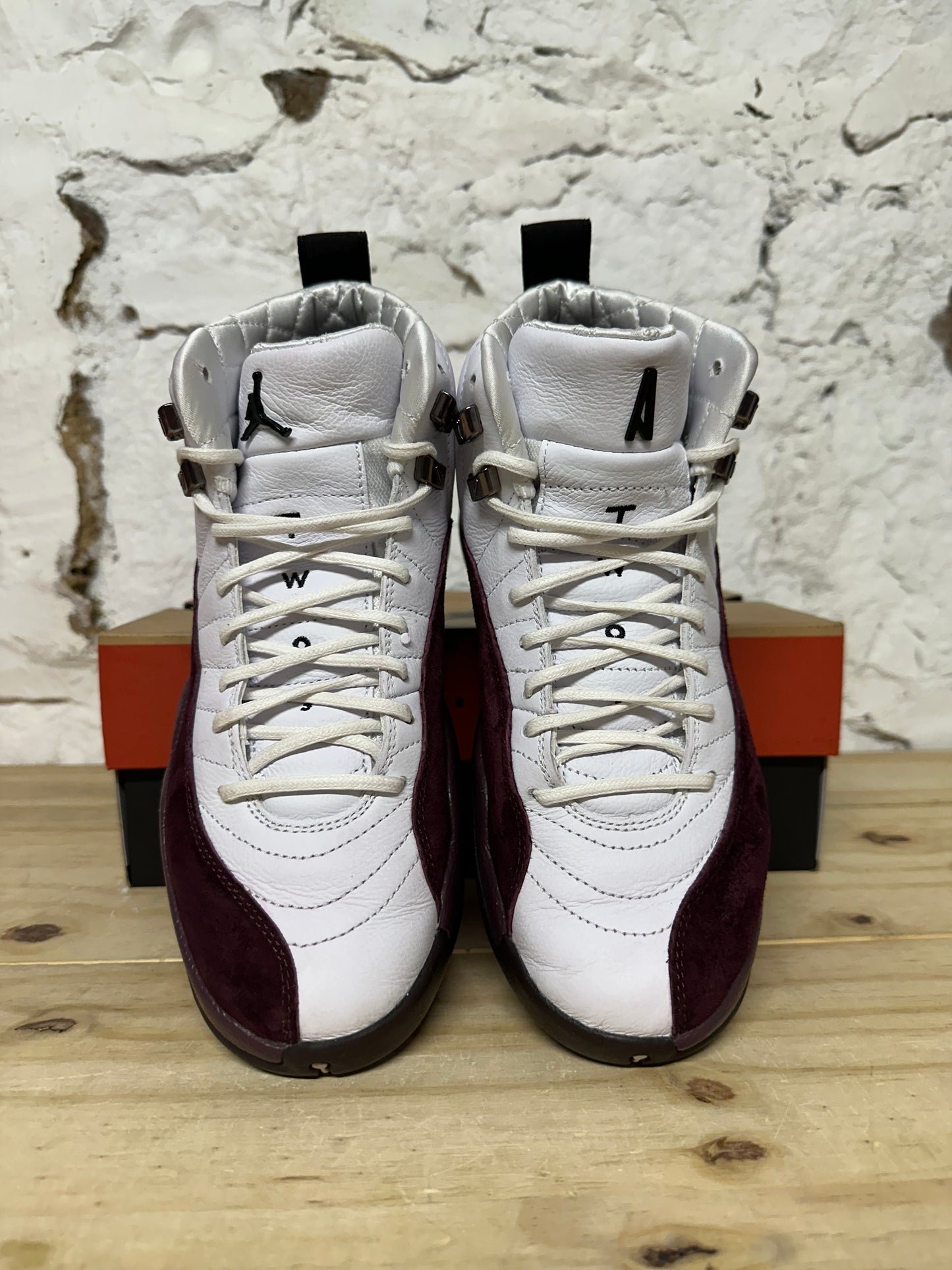 Air Jordan 12 AMM Sz White Sz 7 (8.5W)