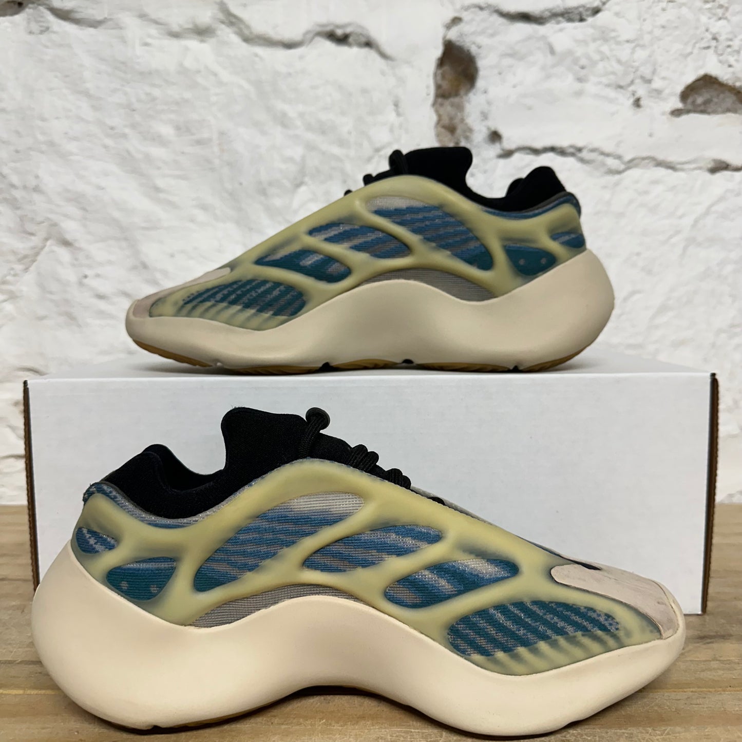 Yeezy 700 V3 Kyanite Sz 6