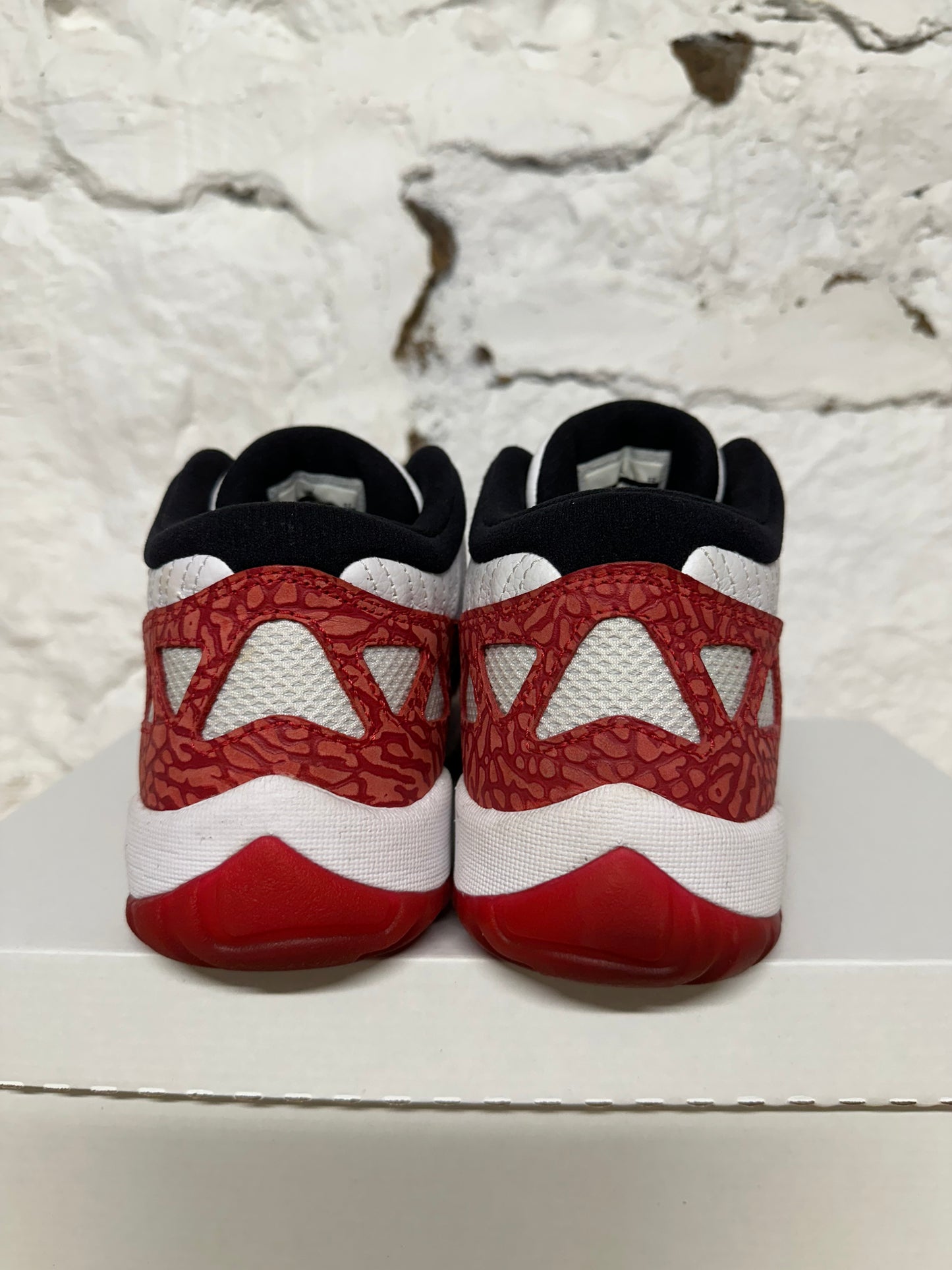 Air Jordan 11 IE Gym Red Sz 8