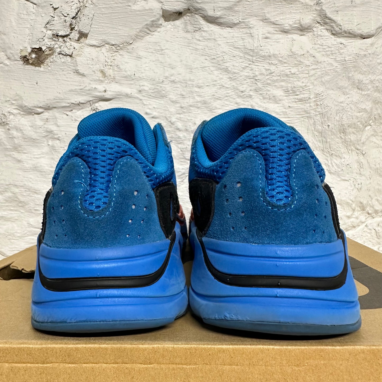 Yeezy 700 Hi Res Blue Sz 9