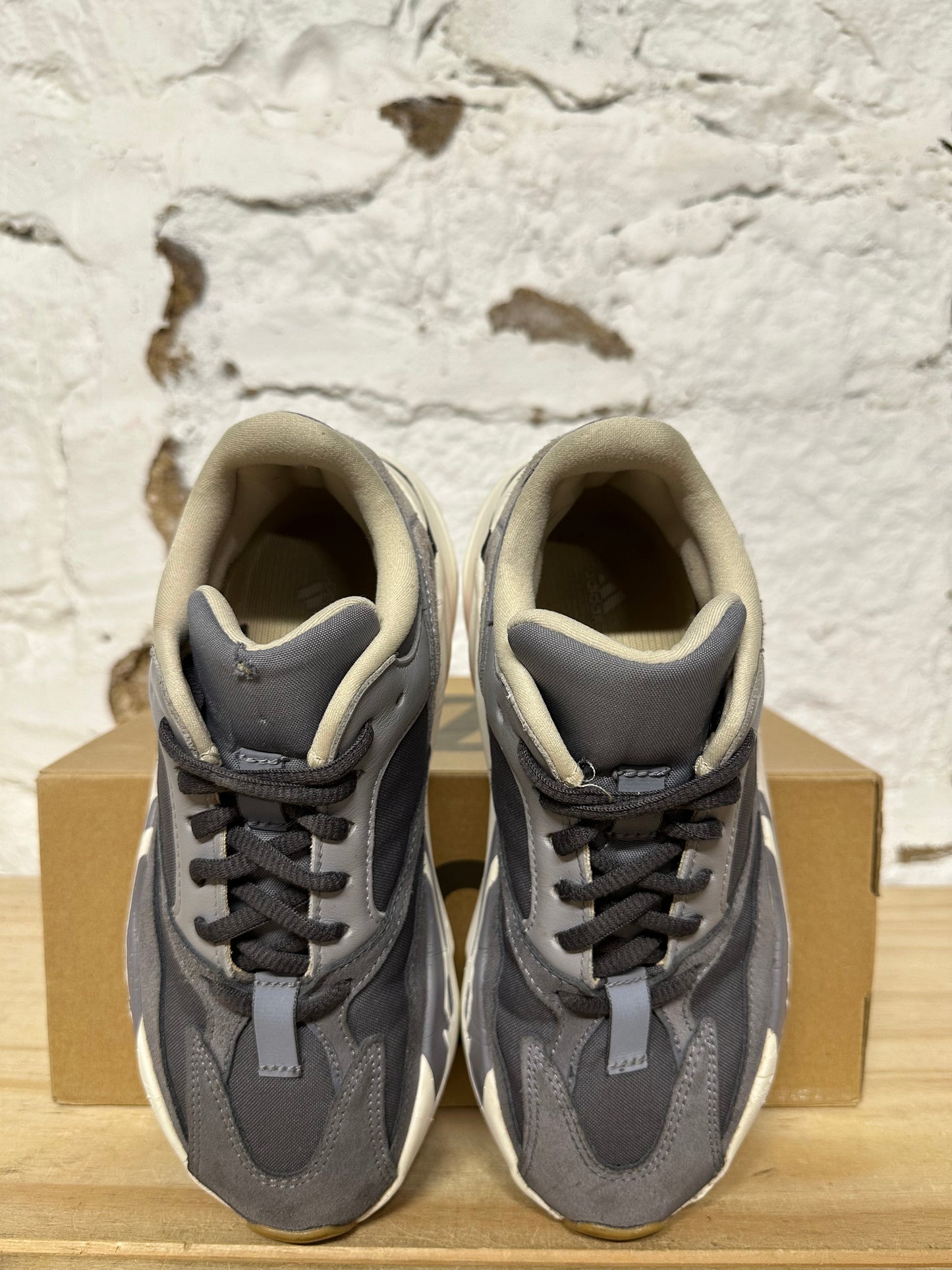 Yeezy 700 Magnet Sz 4