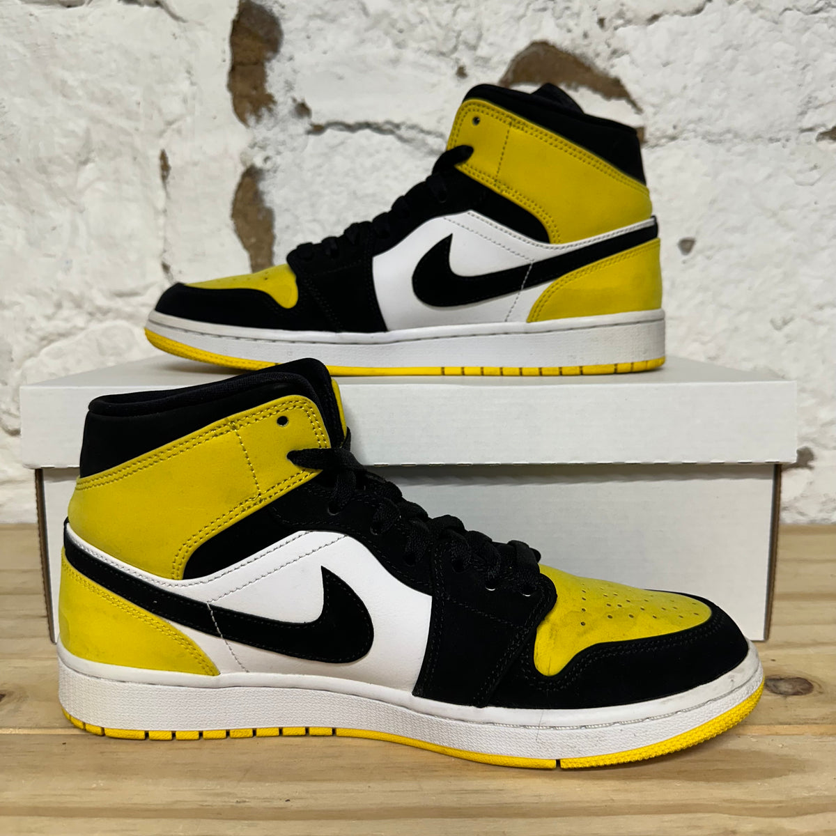 Air Jordan 1 Mid Black Yellow Toe Sz 8.5