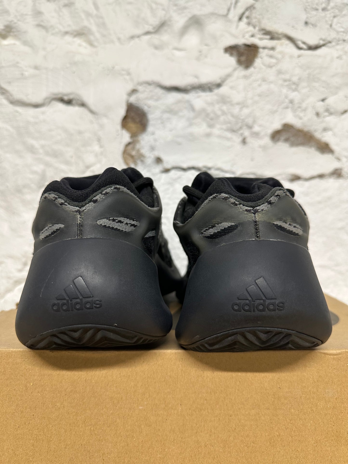 Yeezy 700 V3 Dark Glow Sz 9.5