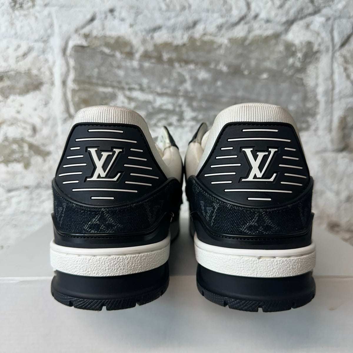 Louis Vuitton Black White Trainer Sneaker Sz 9.5 (8LV)