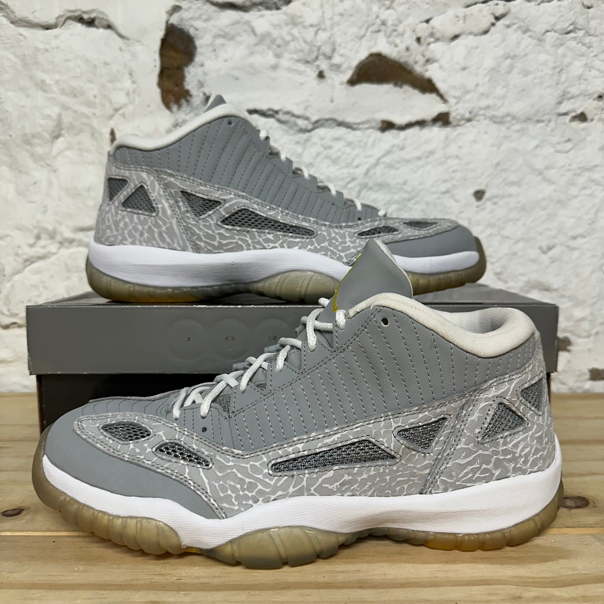 Air Jordan 11 Low IE Silver Zest Sz 10 DS