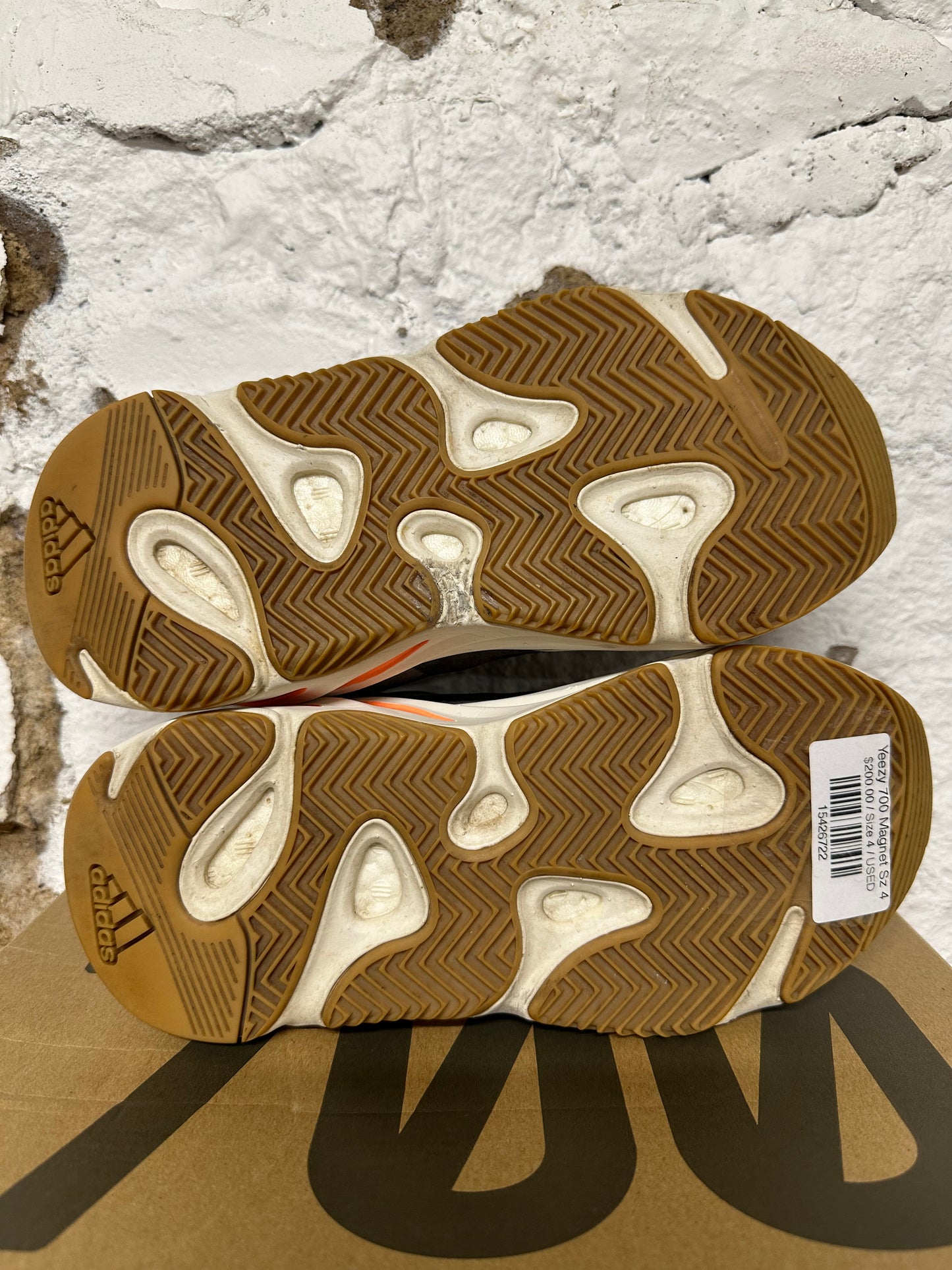 Yeezy 700 Magnet Sz 4