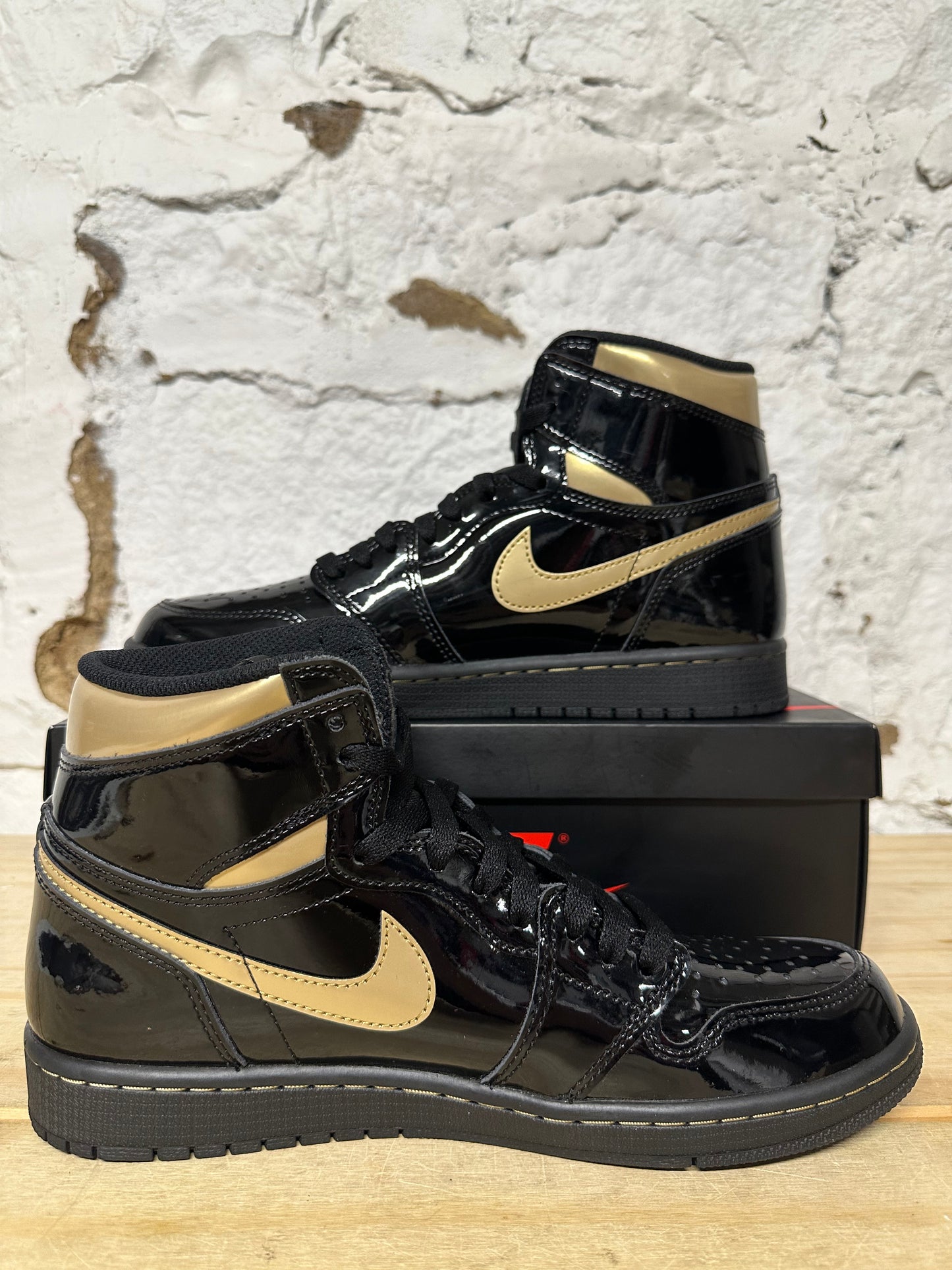 Air Jordan 1 Black Metallic Gold Sz 9.5