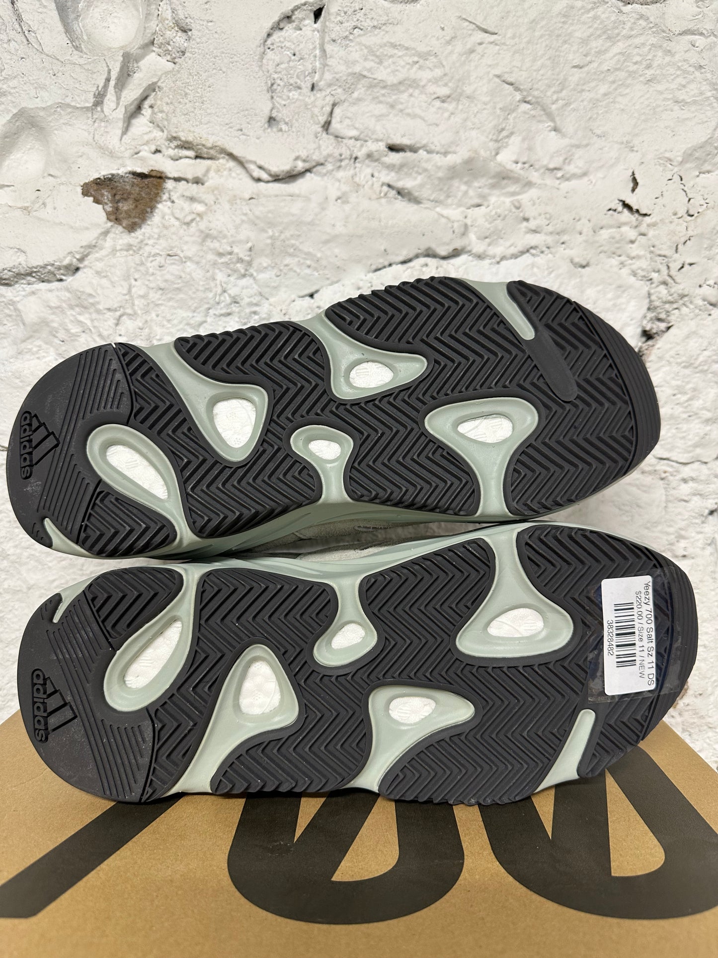 Yeezy 700 Salt Sz 11 DS