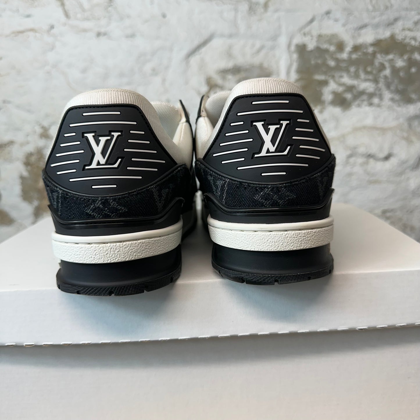 Louis Vuitton Black White Trainer Sneaker Sz 8.5 (7LV)