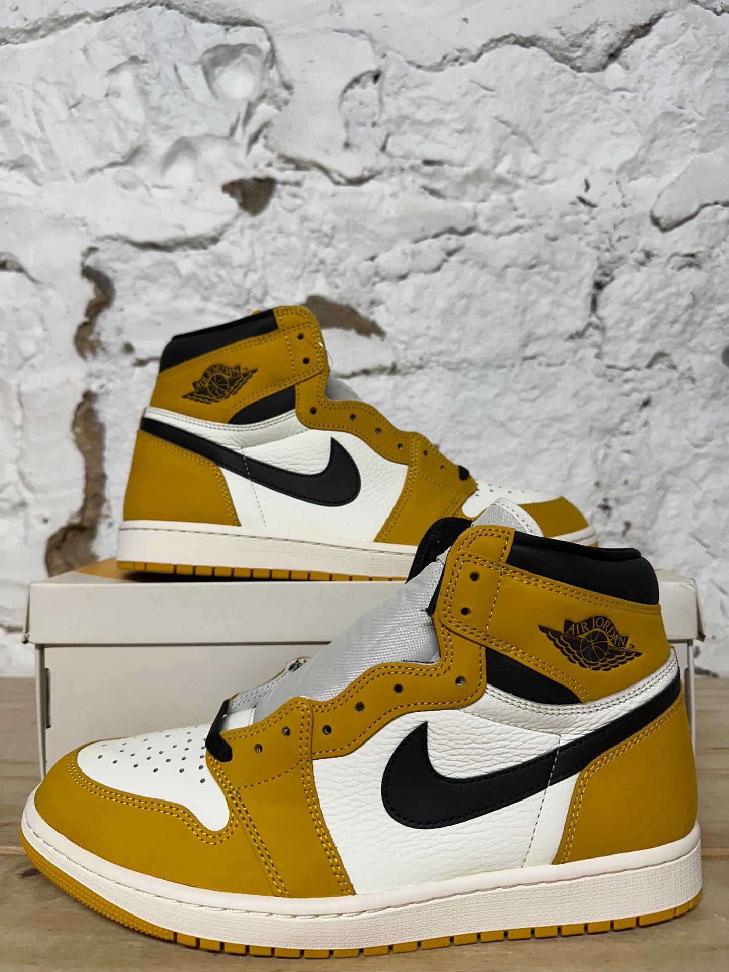 Air Jordan 1 Yellow Ochre Sz 11 DS