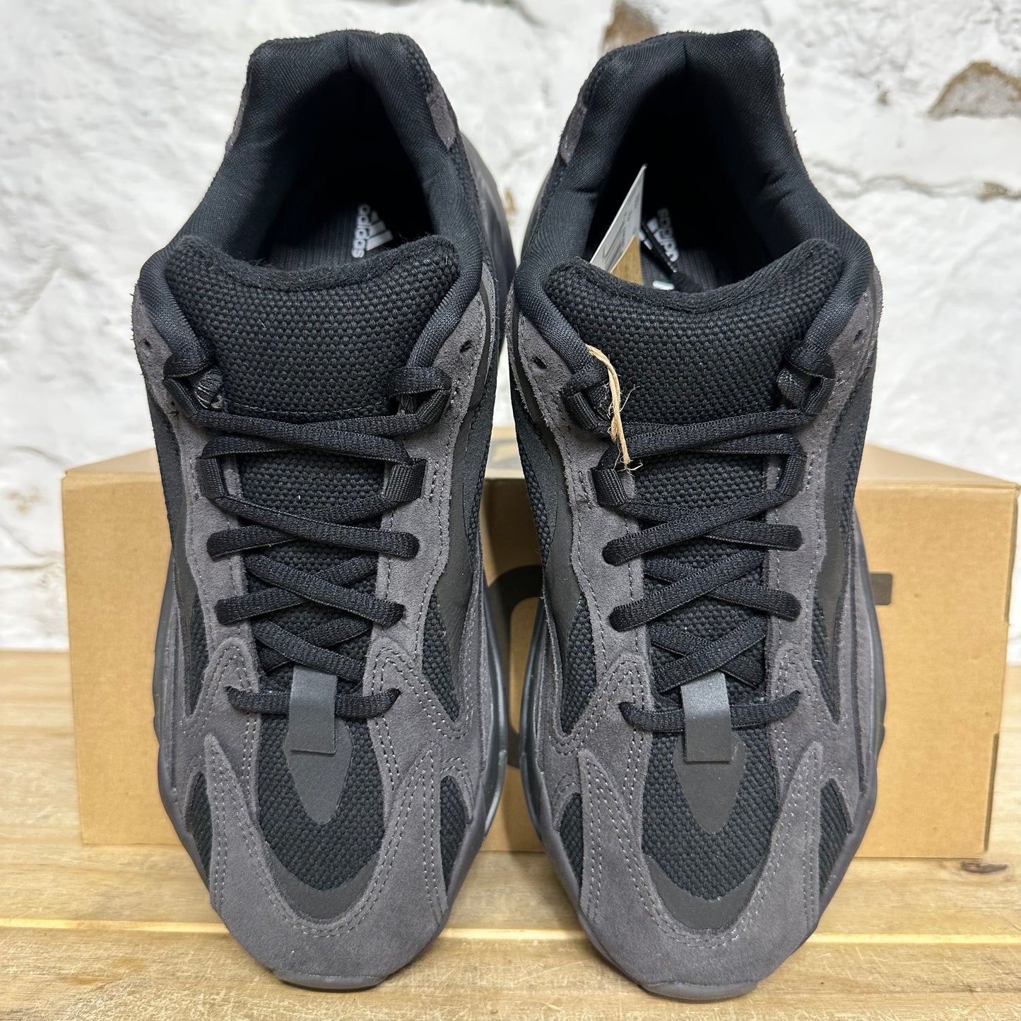Yeezy 700 V2 Vanta Sz 8.5 DS