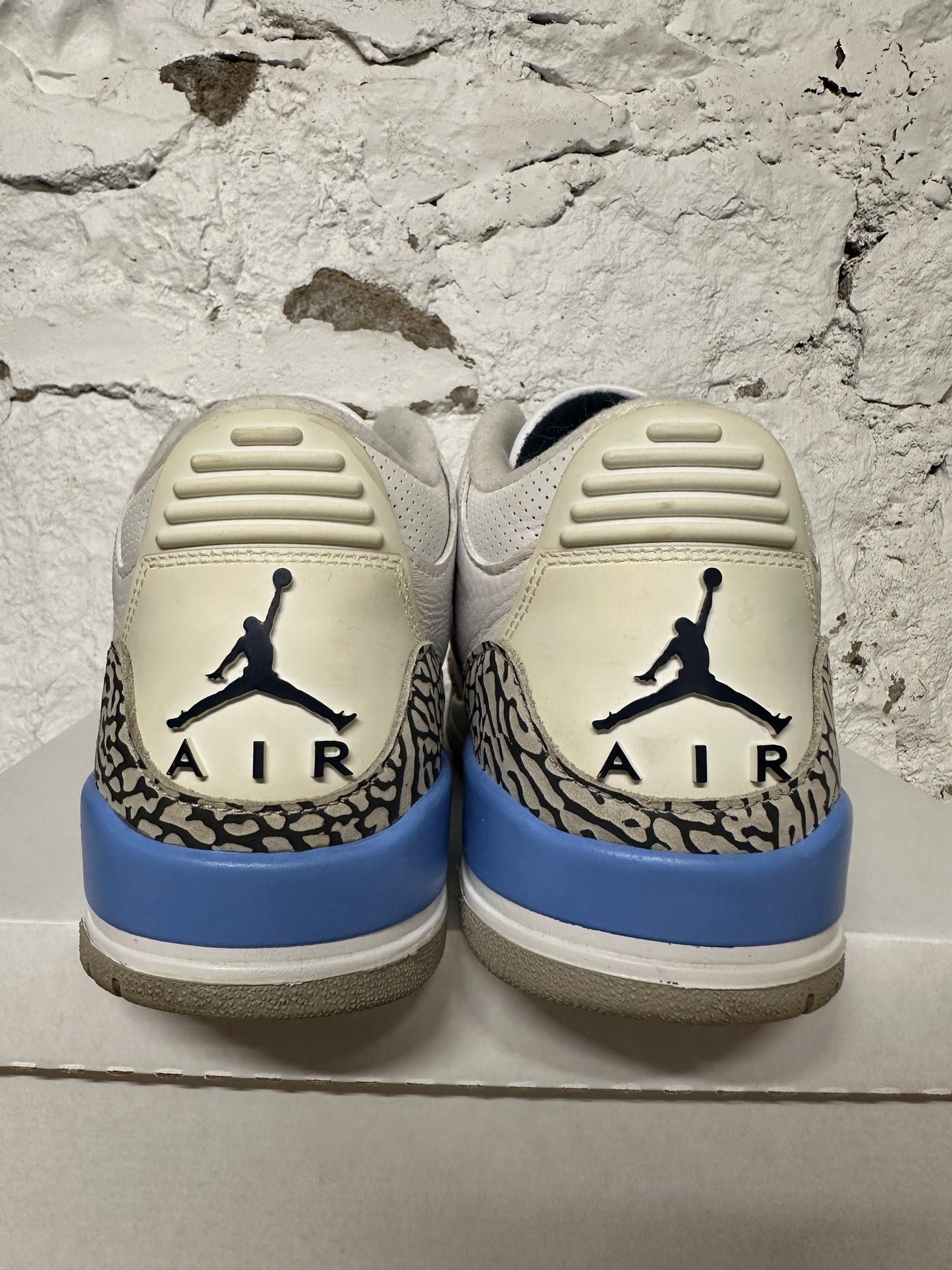 Air Jordan 3 UNC Sz 9.5