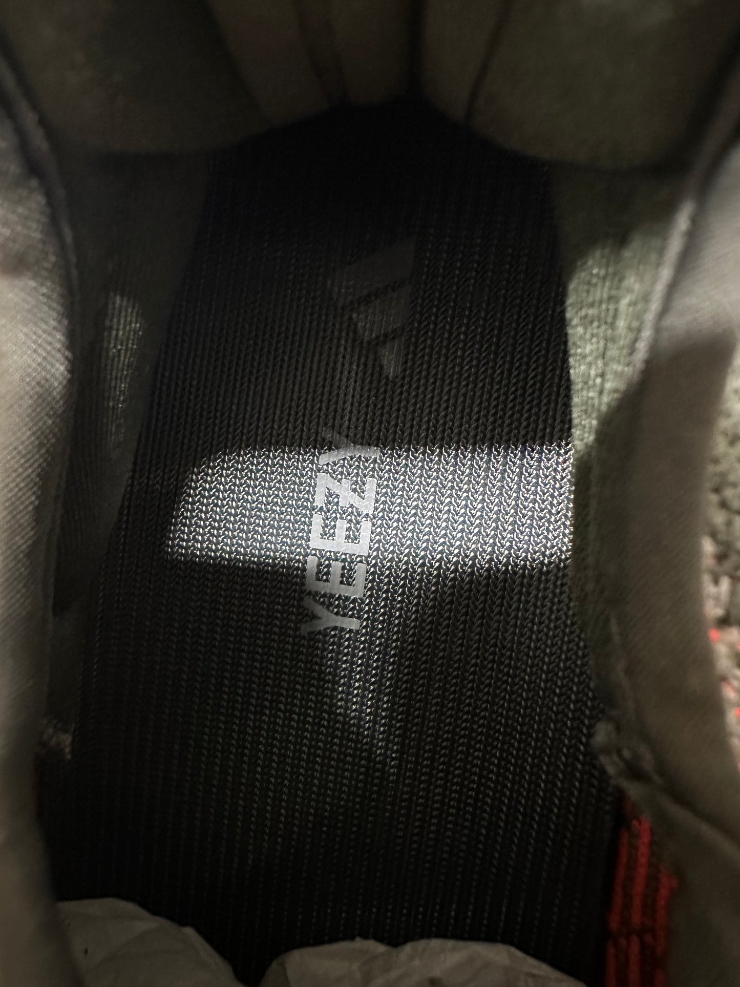 Yeezy 350 V2 Carbon Beluga Sz 9 DS