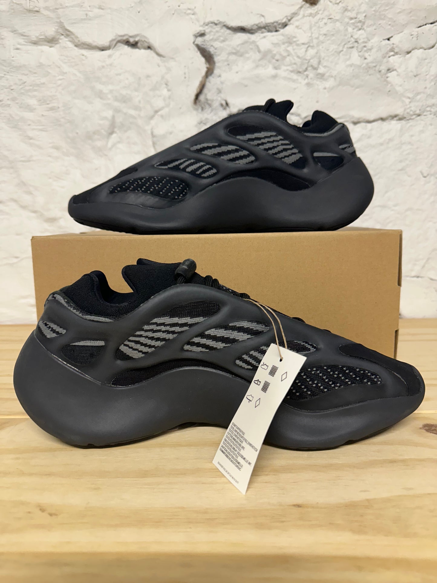 Yeezy 700 V3 Dark Glow Sz 9 DS