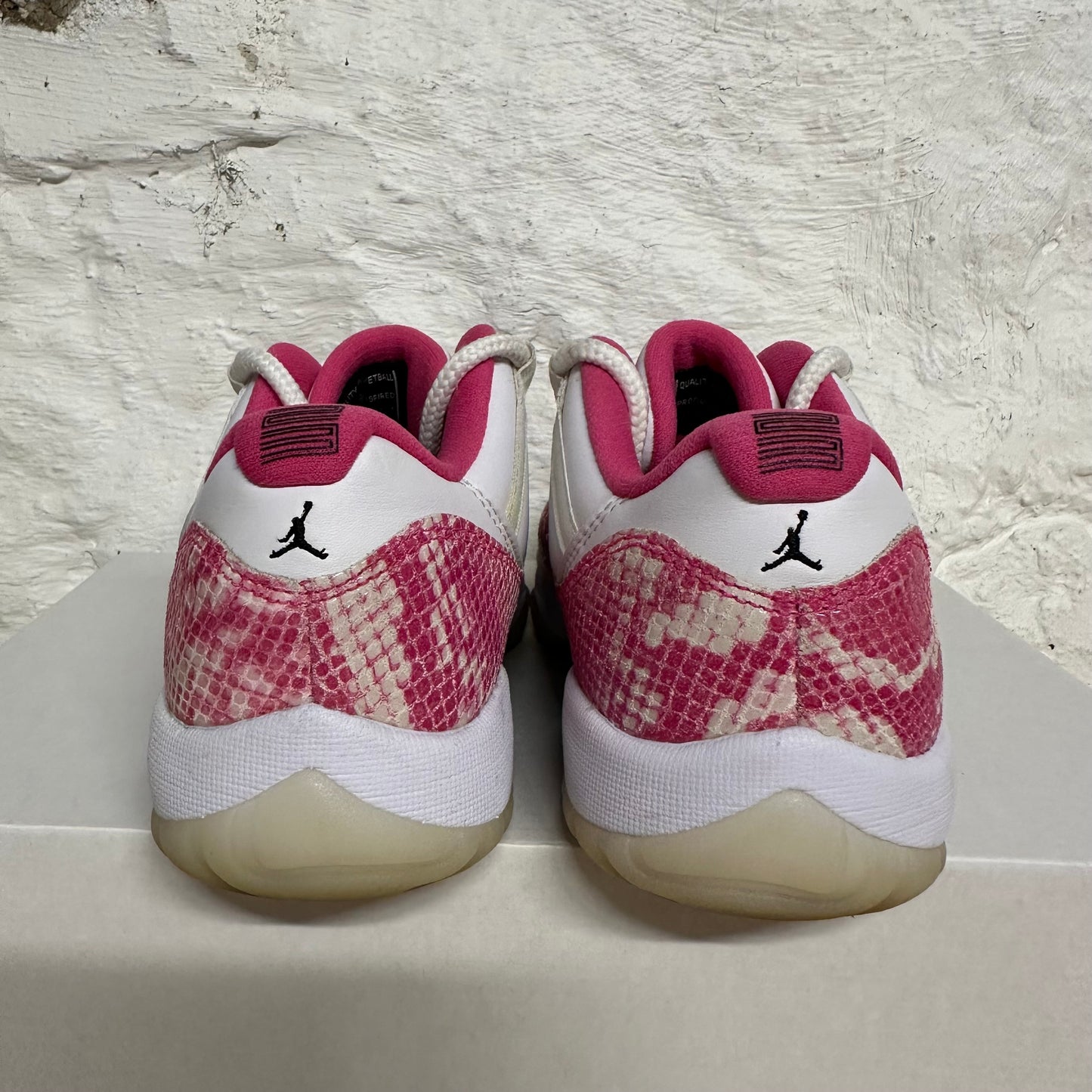 Air Jordan 11 Low Pink Snakeskin Sz 6 (7.5W)