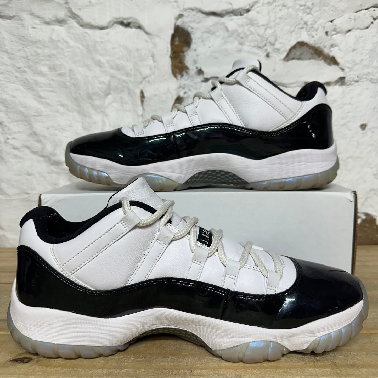 Air Jordan 11 Low Emerald Sz 13