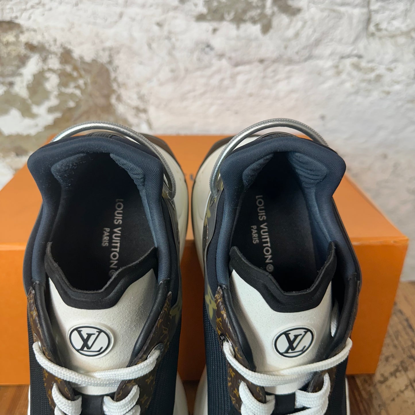 Louis Vuitton Black Brown White Run 55 Sneaker Sz 7 (40)