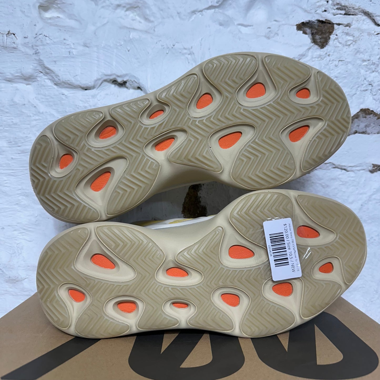 Yeezy 700 V3 Safflower Sz 10.5 DS