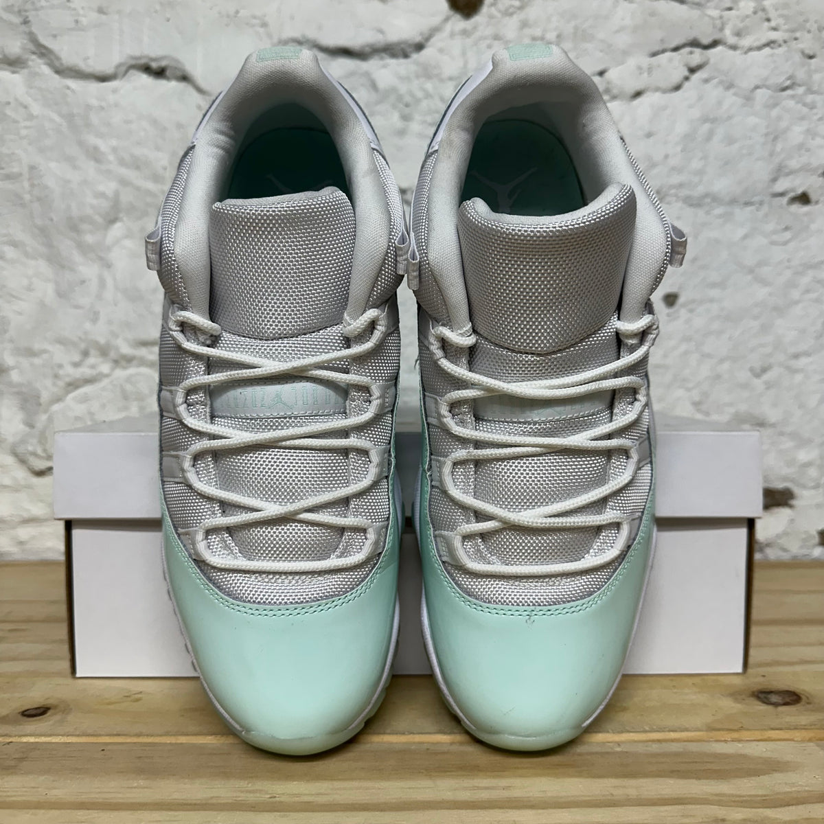 Air Jordan 11 Low Igloo Sz 8.5 (10W)