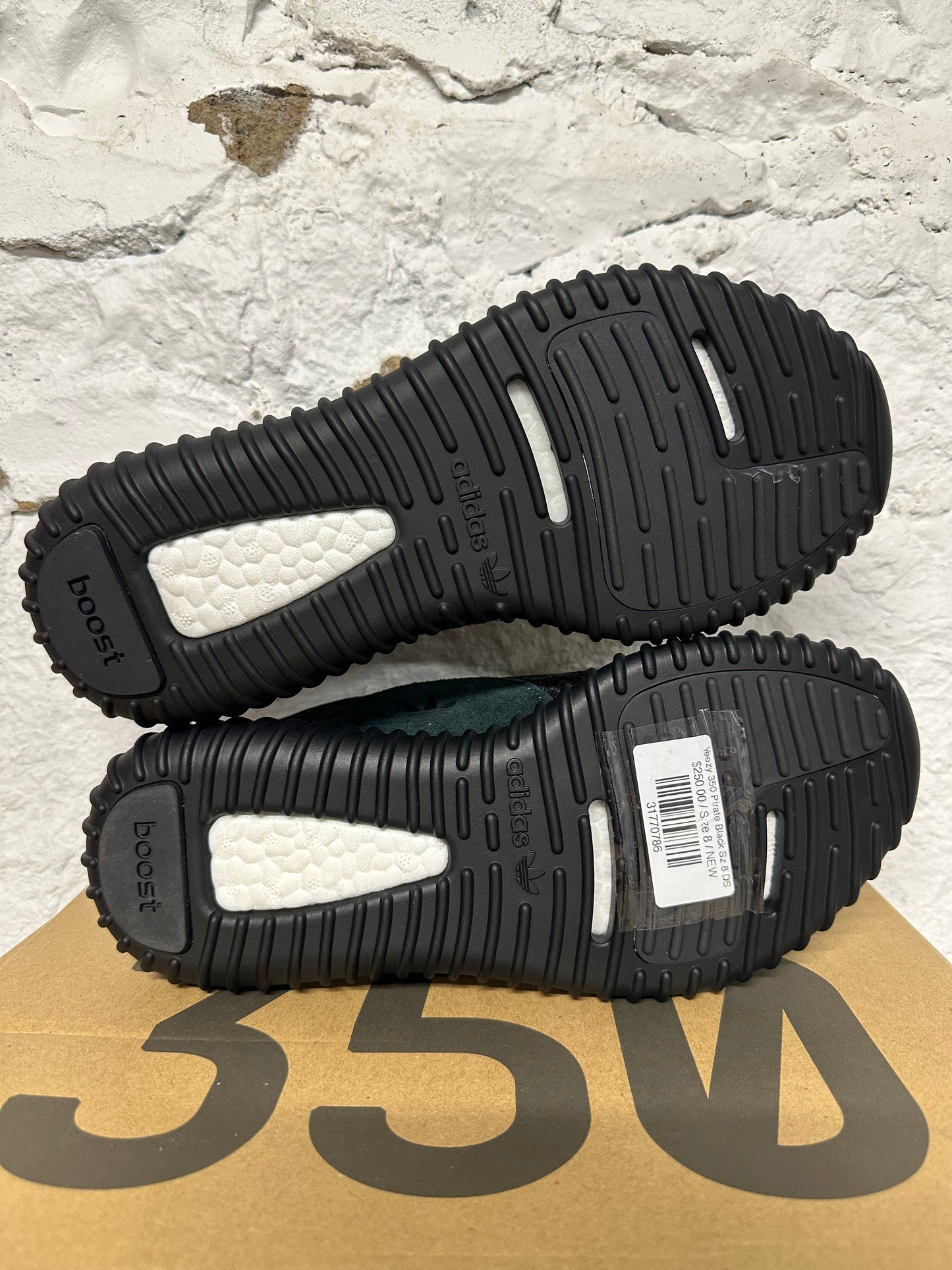 Yeezy 350 Pirate Black Sz 8 DS