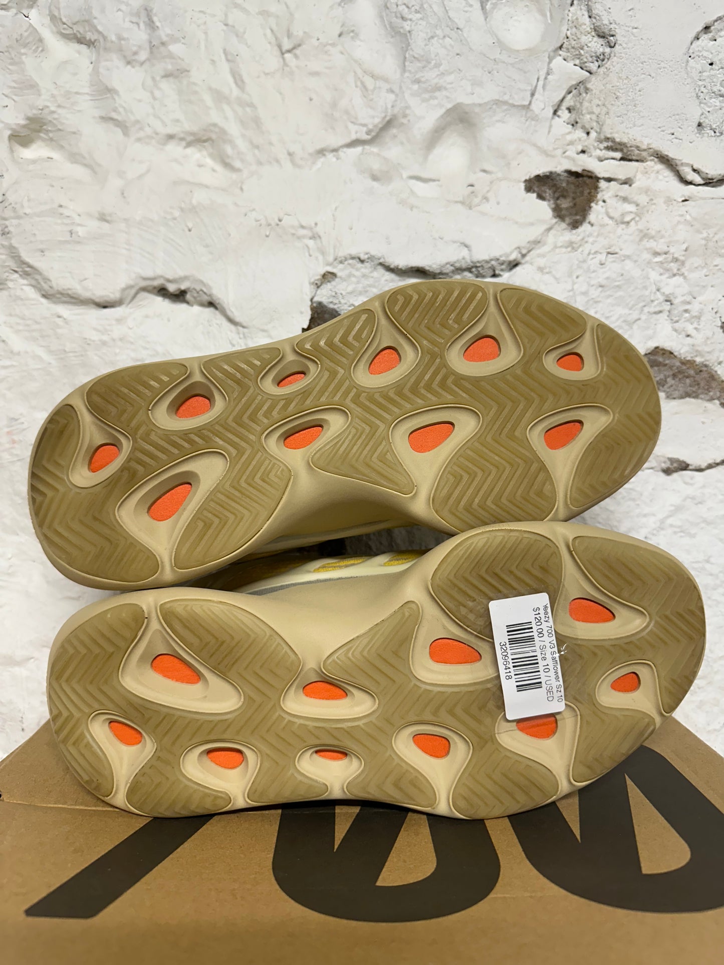 Yeezy 700 V3 Safflower Sz 10