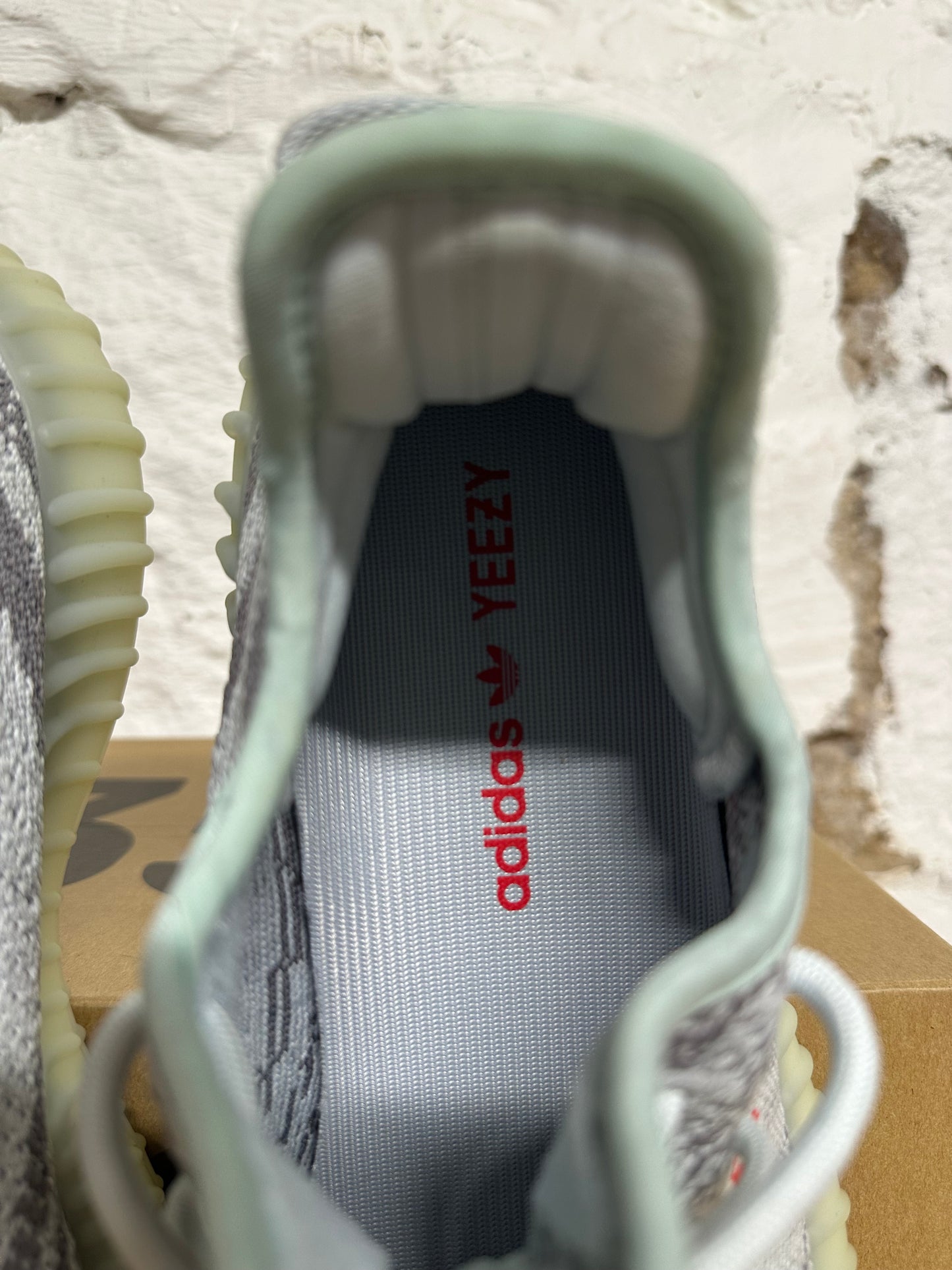 Yeezy 350 V2 Blue Tint Sz 8