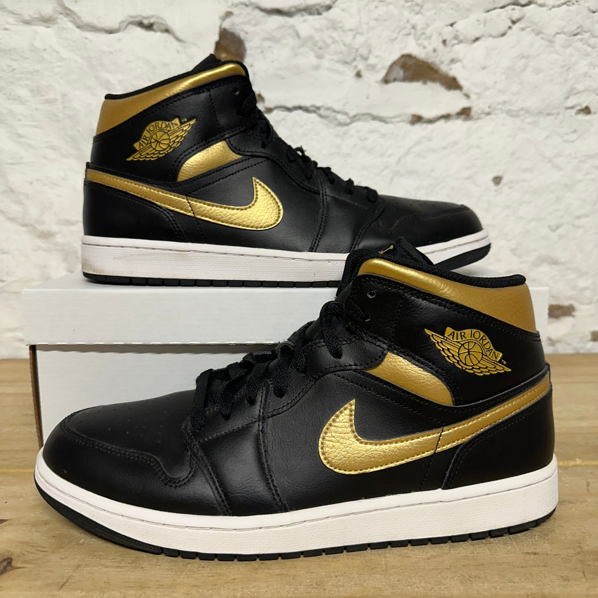 Air Jordan 1 Mid Black Metallic gold Sz 12