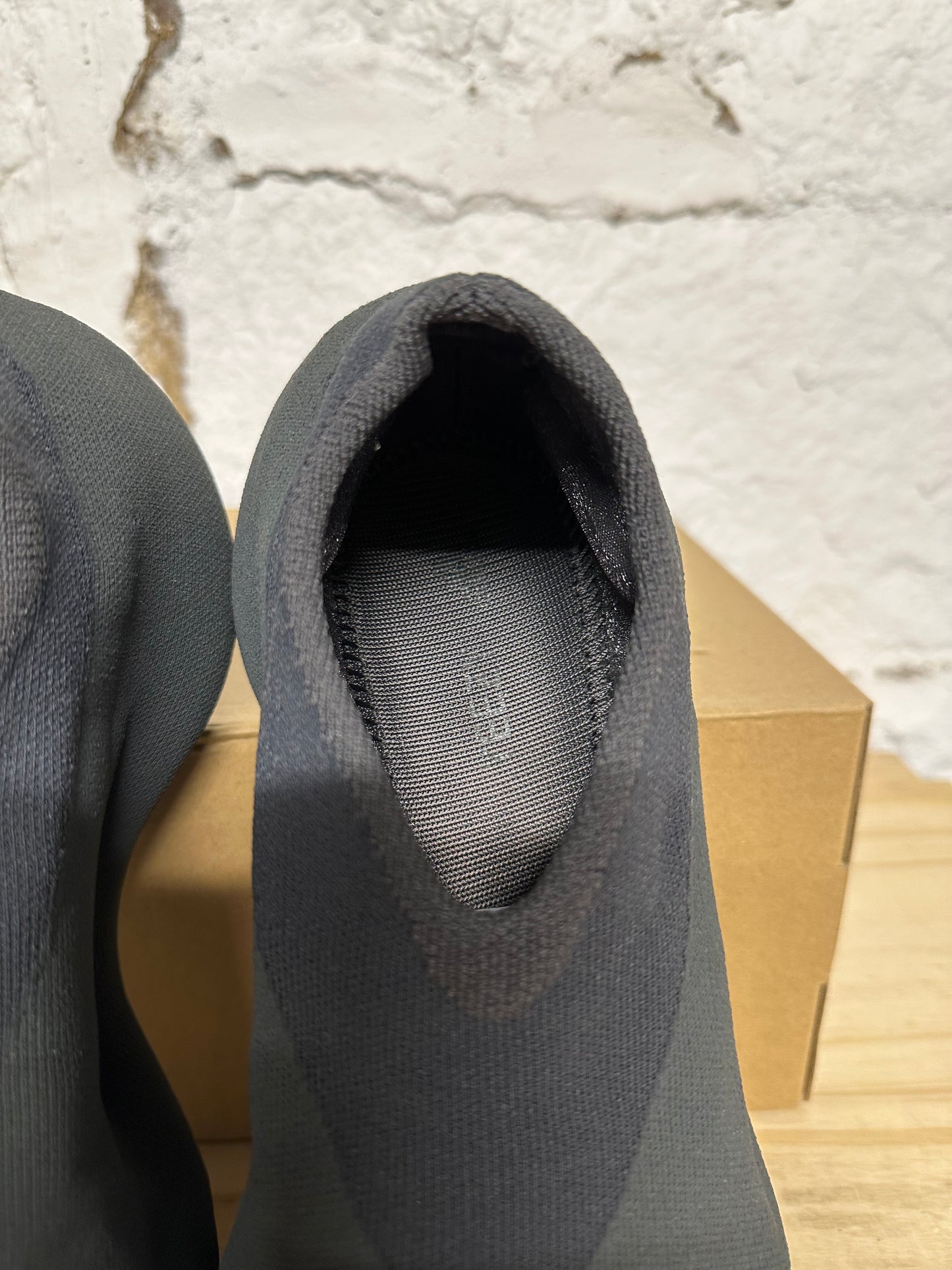 Yeezy Knit Runner Stone Onyx Sz 8