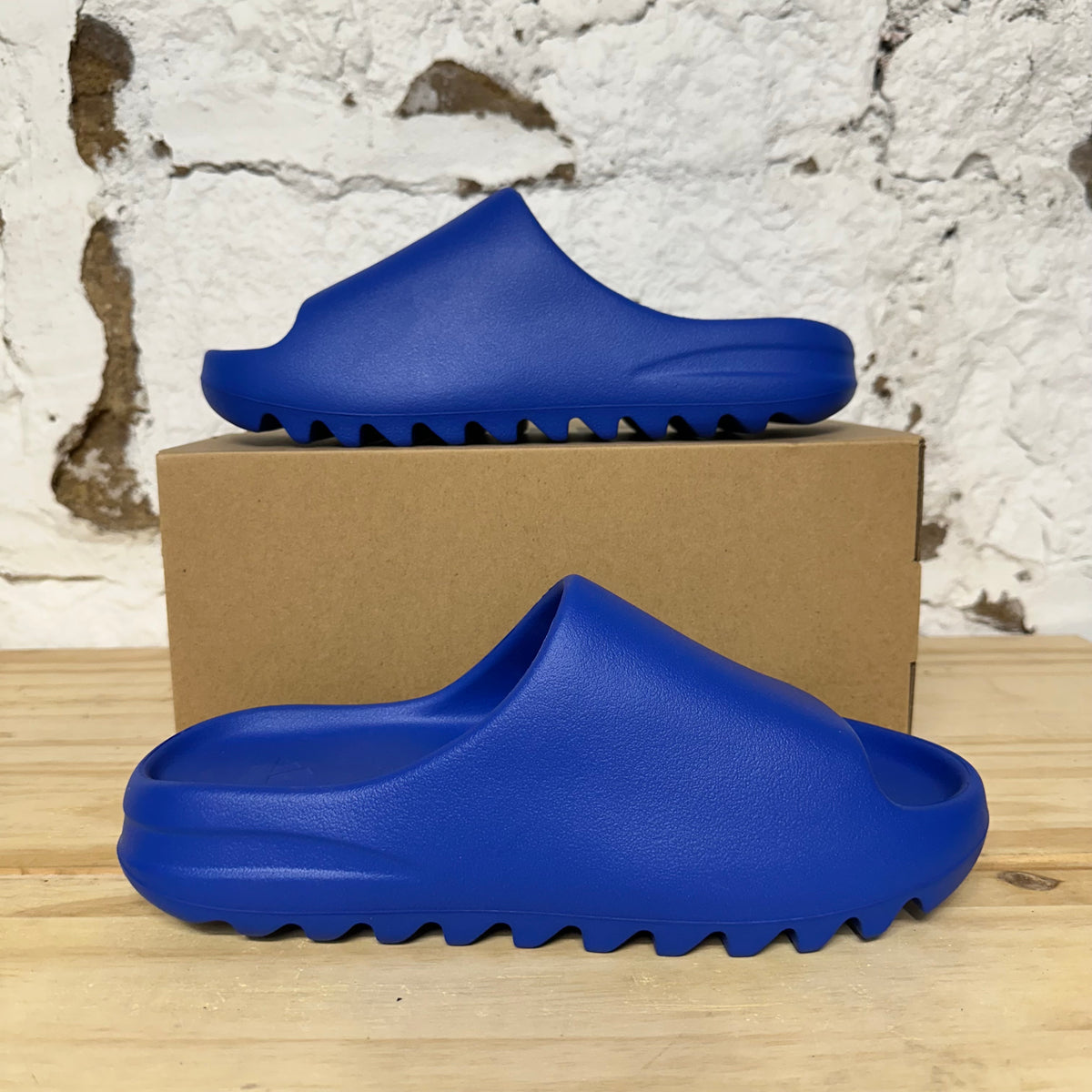 Yeezy Slide Azur Sz 9 DS