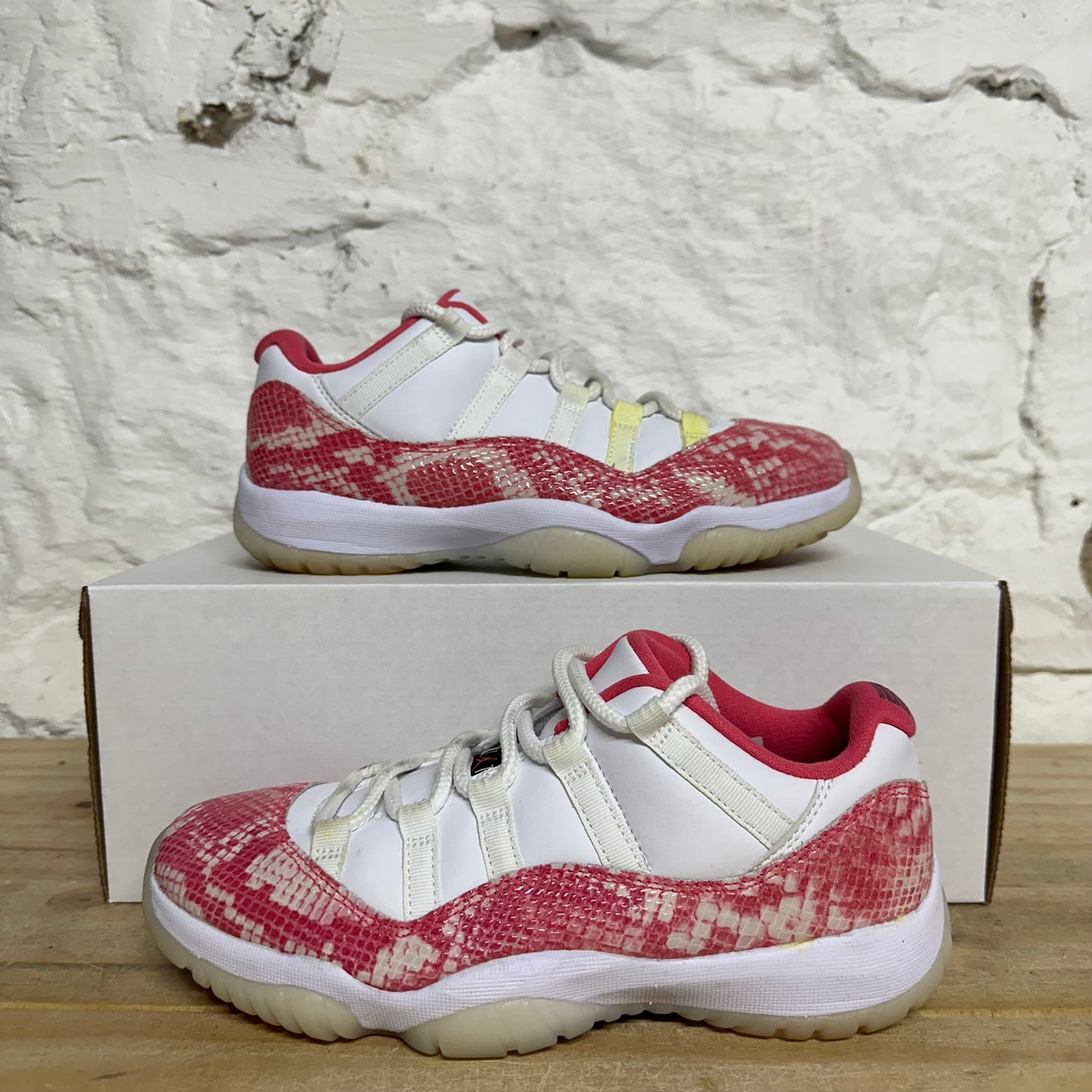 Air Jordan 11 Low Pink Snakeskin Sz 6 (7.5W)