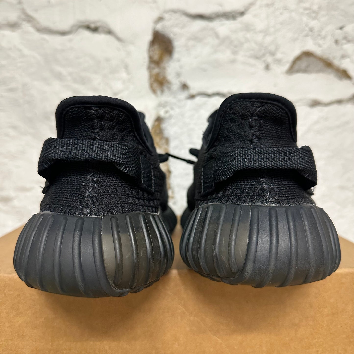 Yeezy 350 V2 Onyx Sz 8.5
