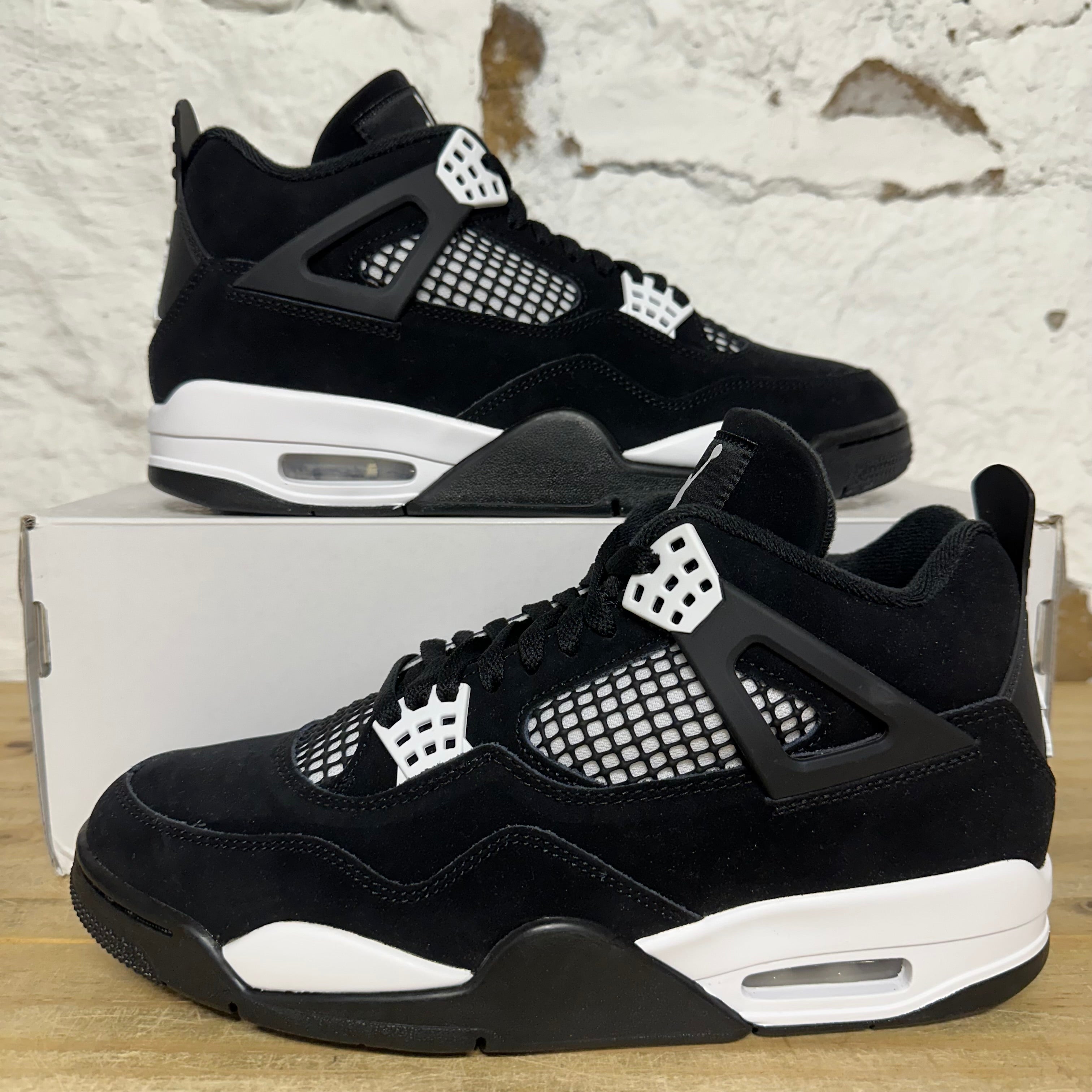 Air Jordan 4 White Thunder Sz 9.5 DS